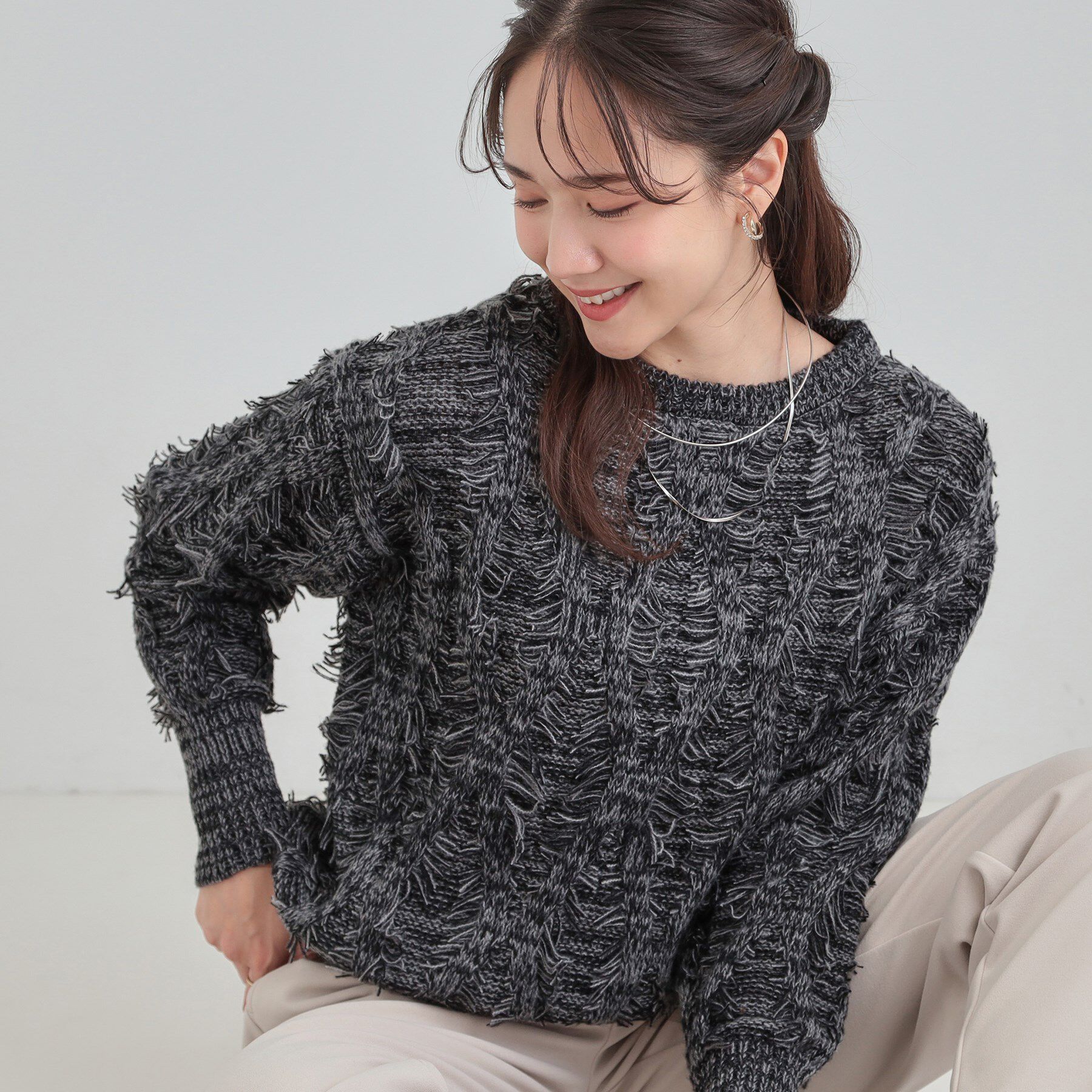 SHOO･LA･RUE「【S-LL】大人も着やすいシックなカラー 主役級フリンジニット」|ニット・セーター|ブラック(519)