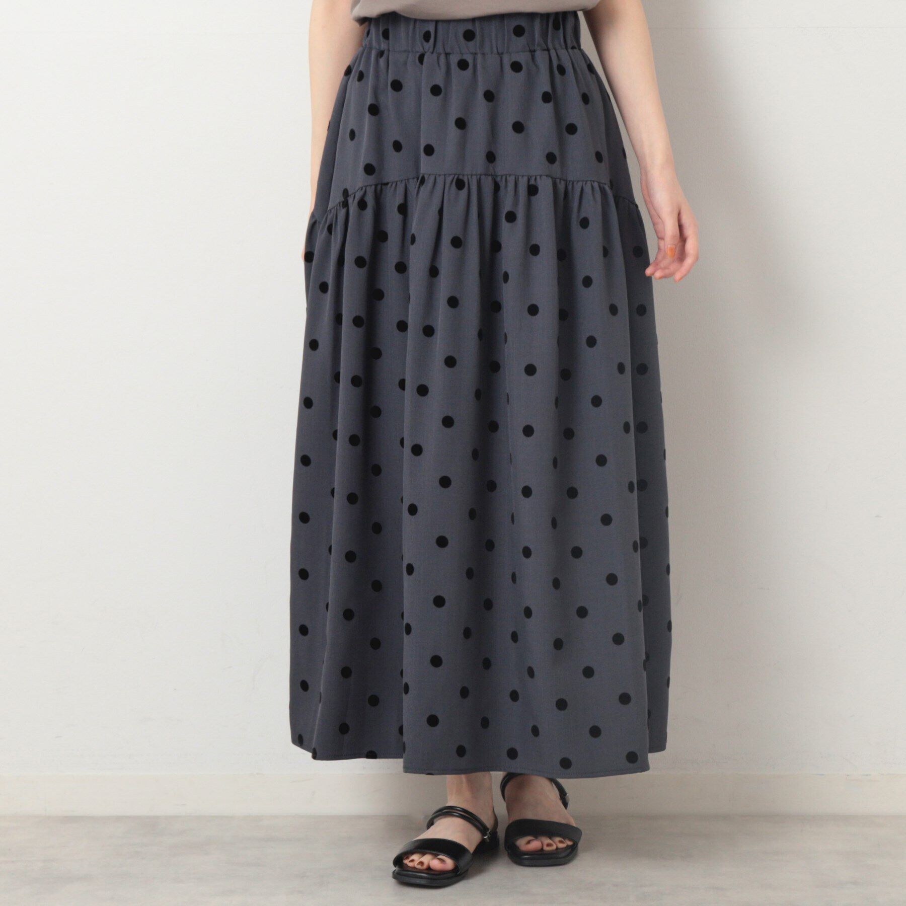 Dessin「【ウエストゴム・洗える】フロッキードットティアードスカート」|スカート|チャコールグレー(1