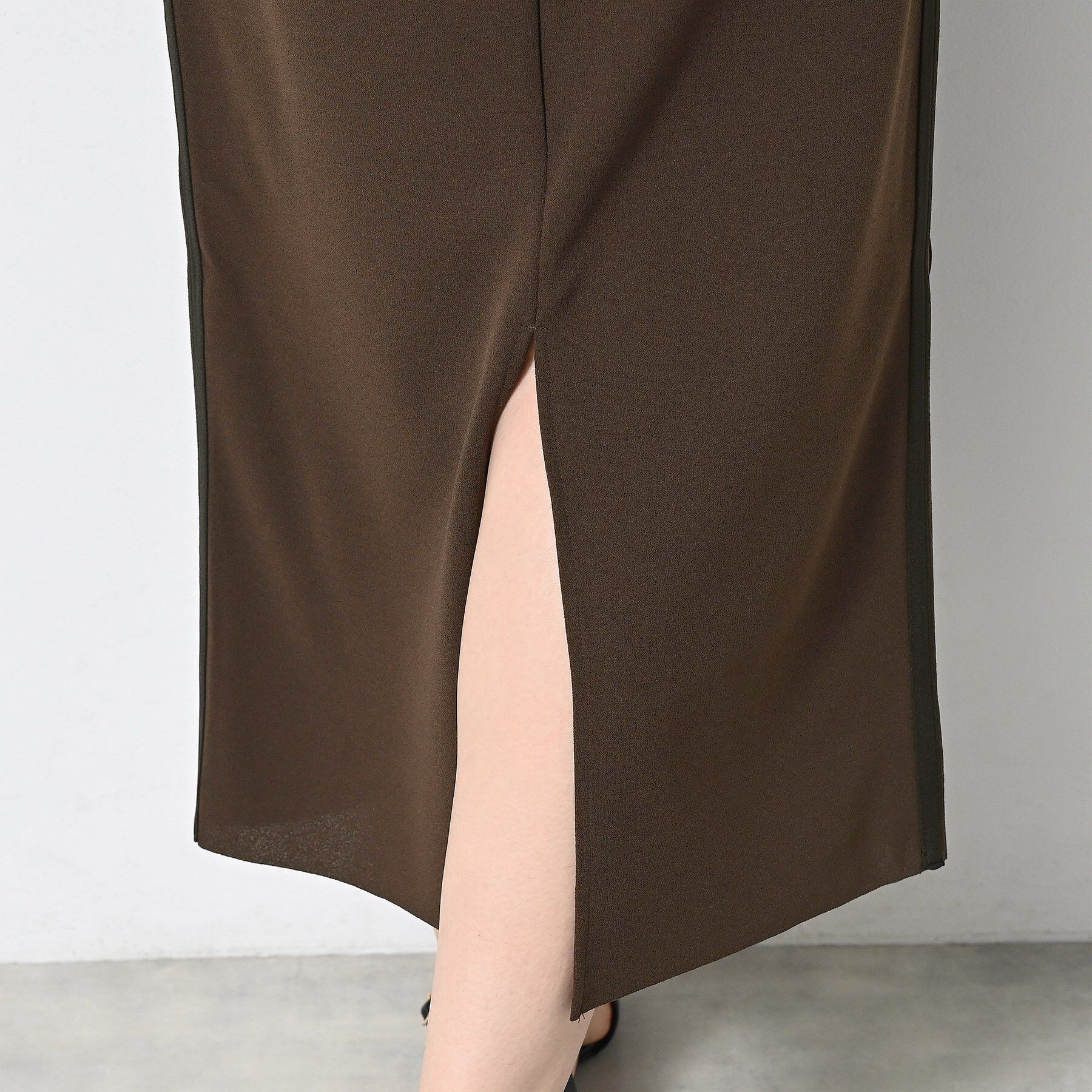 Dessin「【ウエストゴム・洗える】カットジョーゼットライン入りタイトスカート」|スカート|