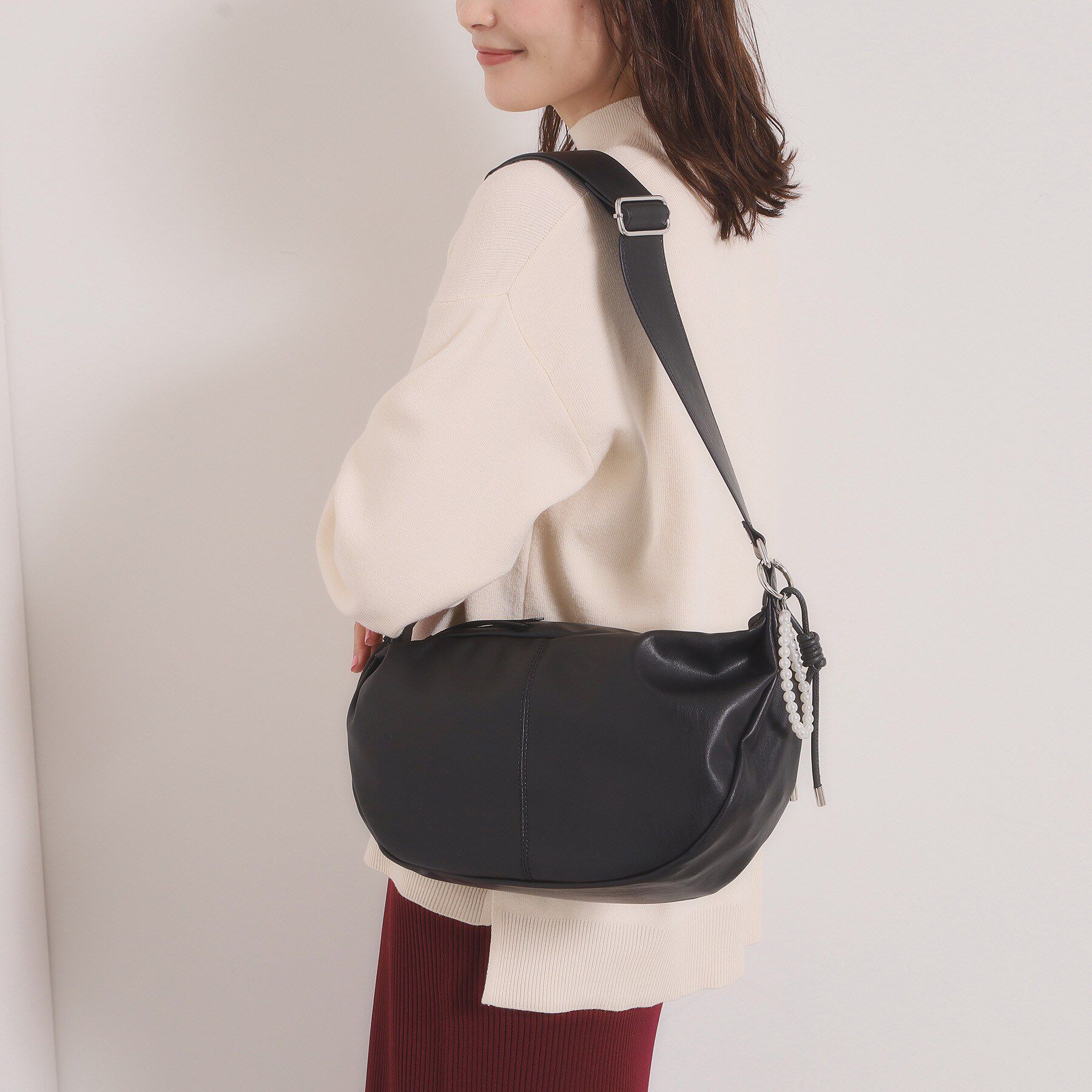 ITS&rsquo;DEMO「パール調チャーム付きショルダー」|ショルダー・メッセンジャー|ブラック(019)
