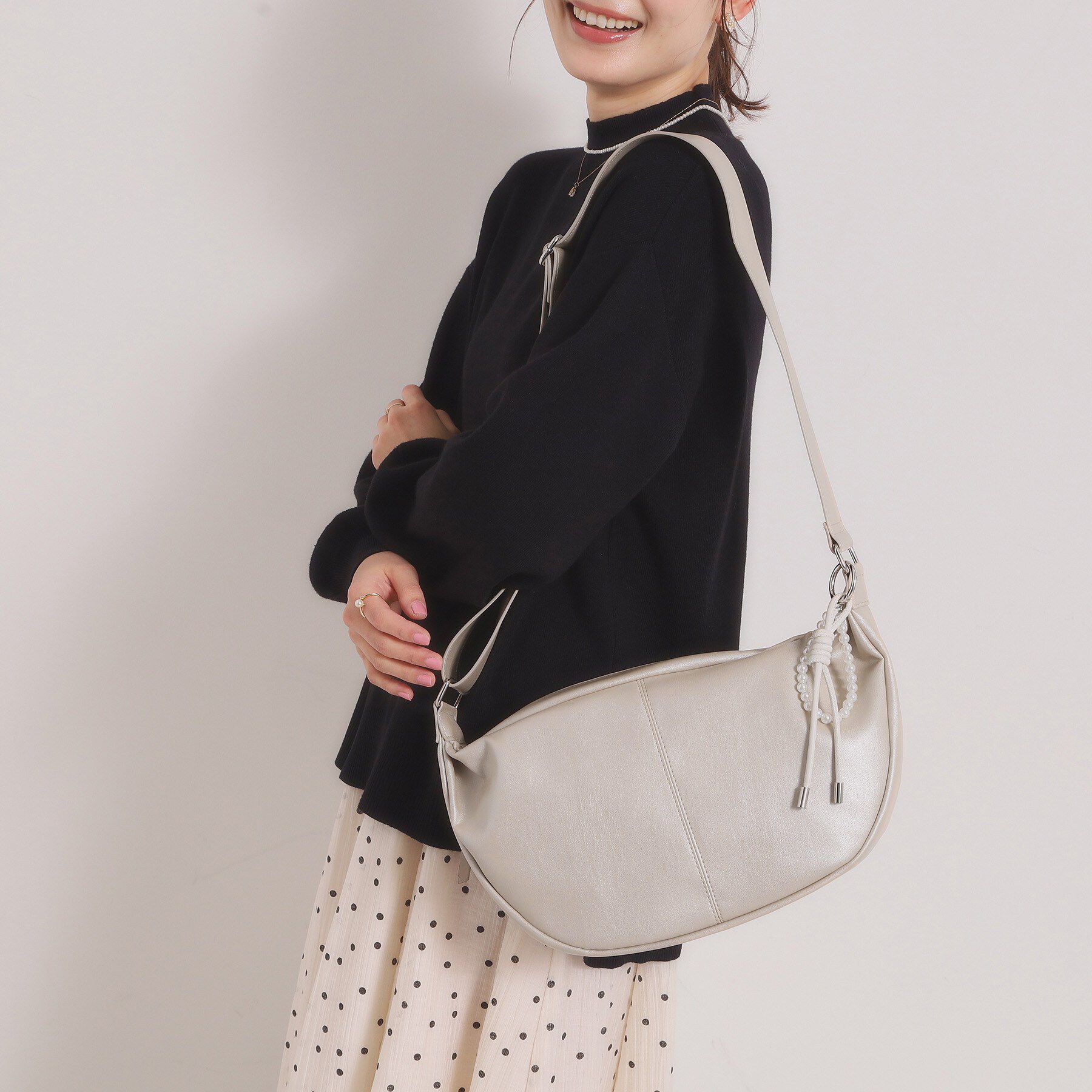 ITS&rsquo;DEMO「パール調チャーム付きショルダー」|ショルダー・メッセンジャー|ライトベージュ(05