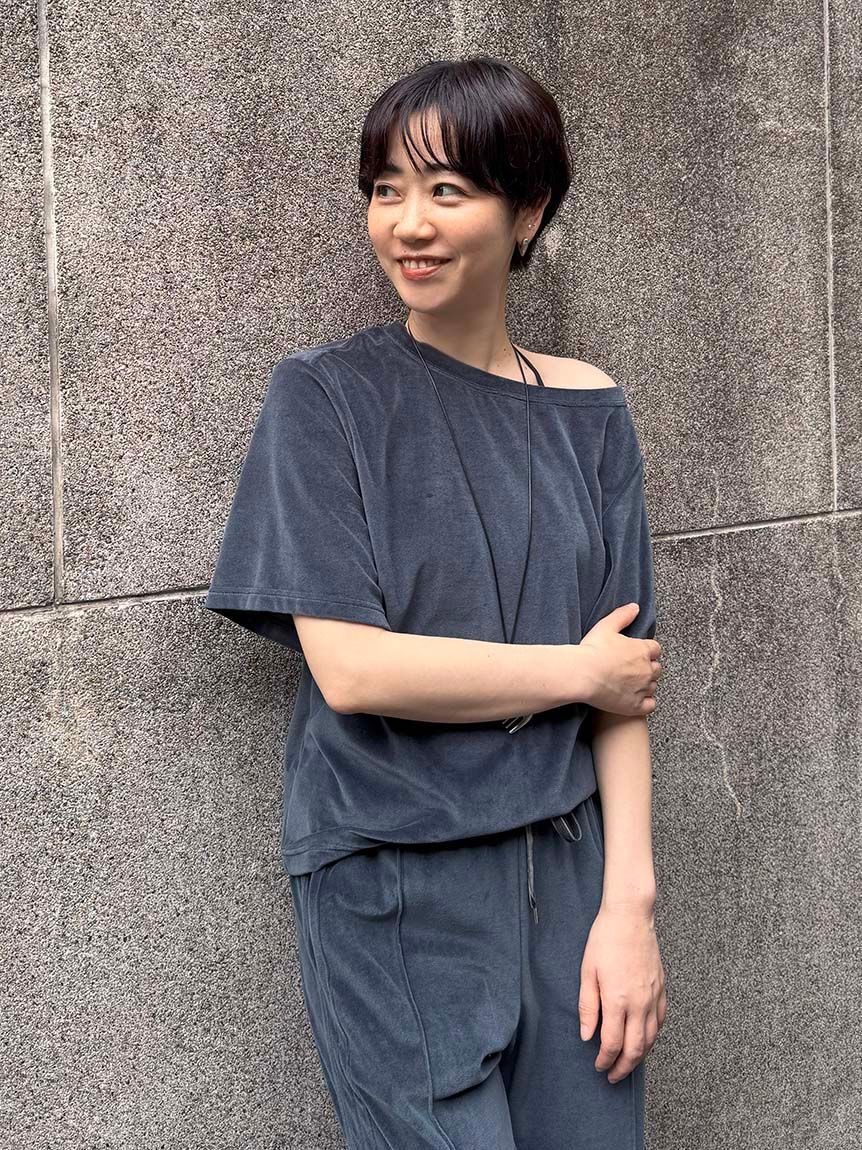 styling/「【WEB限定カラーあり】【セットアップ対応】アシンメトリーベロアトップス」|Tシャツ・カットソー|