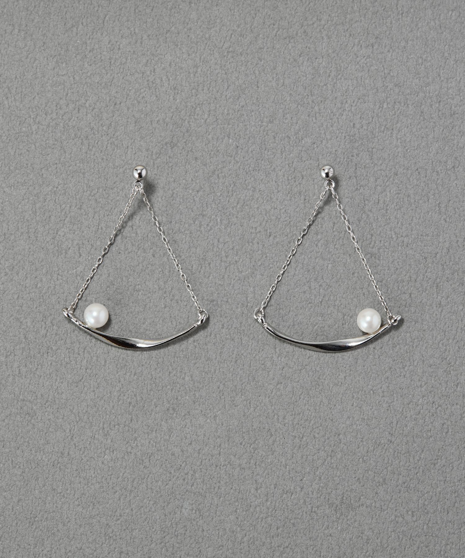 Phoebe「【金属アレルギー対応】スライヴパールトライアングルピアス　シルバー/ニッケルフリー」|ピアス|シルバー