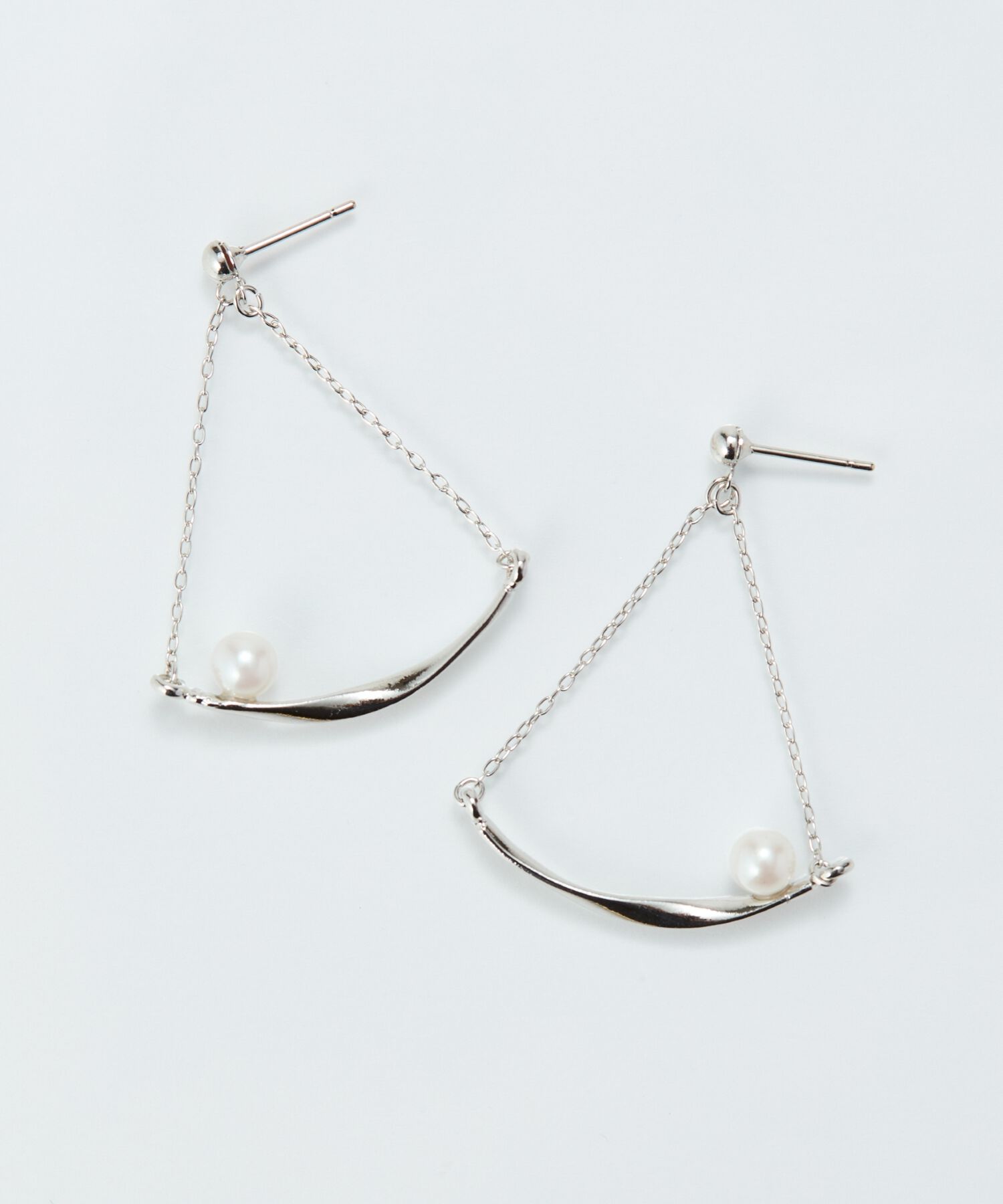 Phoebe「【金属アレルギー対応】スライヴパールトライアングルピアス　シルバー/ニッケルフリー」|ピアス|