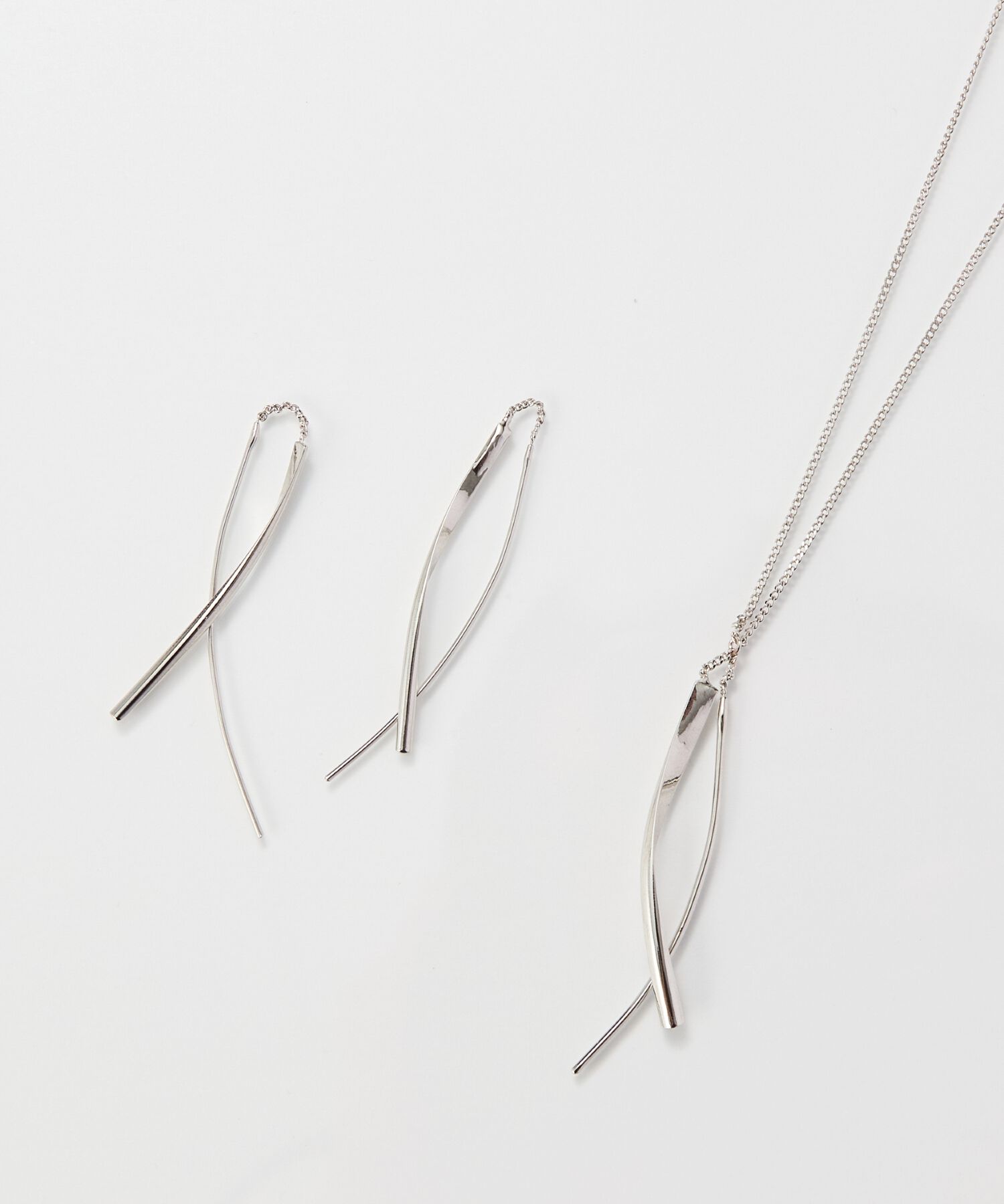 Phoebe「【金属アレルギー対応】ツインカーブアメリカンピアス　シルバー/ニッケルフリー」|ピアス|