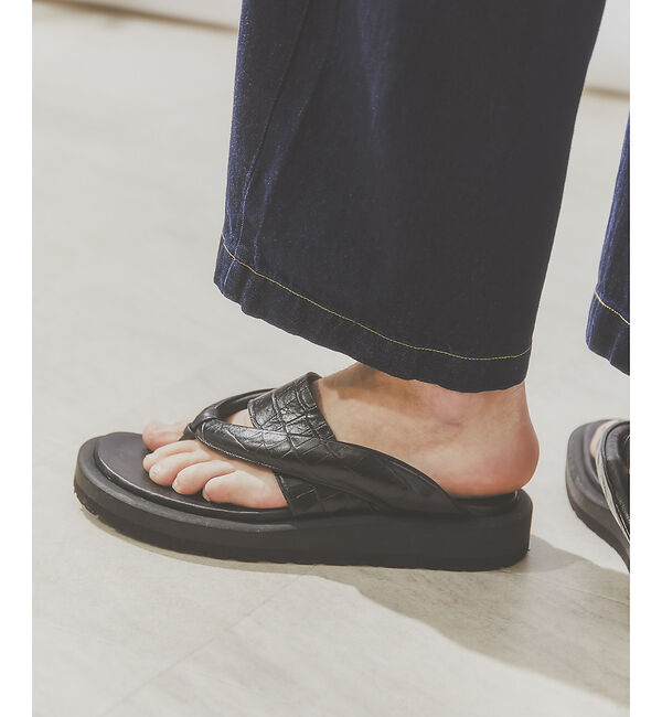 alfredoBANNISTER「＜クロコ型押し＞【WRAP SHOES】ボリュームソール雪駄 トングサンダル」|サンダル|ブラック系その他1
