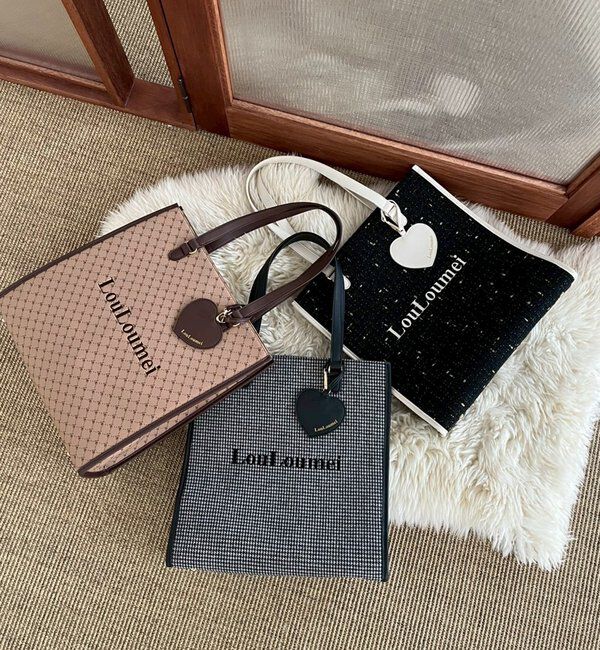  「【LouLoumei】ハートチャーム付きトートバッグ／推し活にも／自立可能」|トートバッグ|