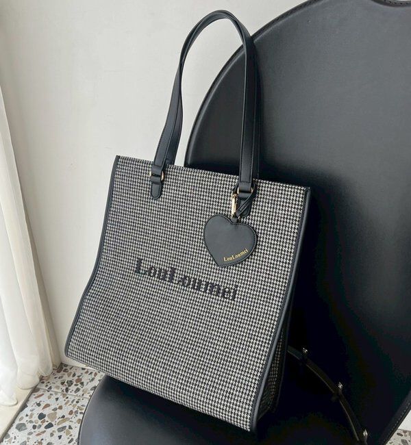  「【LouLoumei】ハートチャーム付きトートバッグ／推し活にも／自立可能」|トートバッグ|