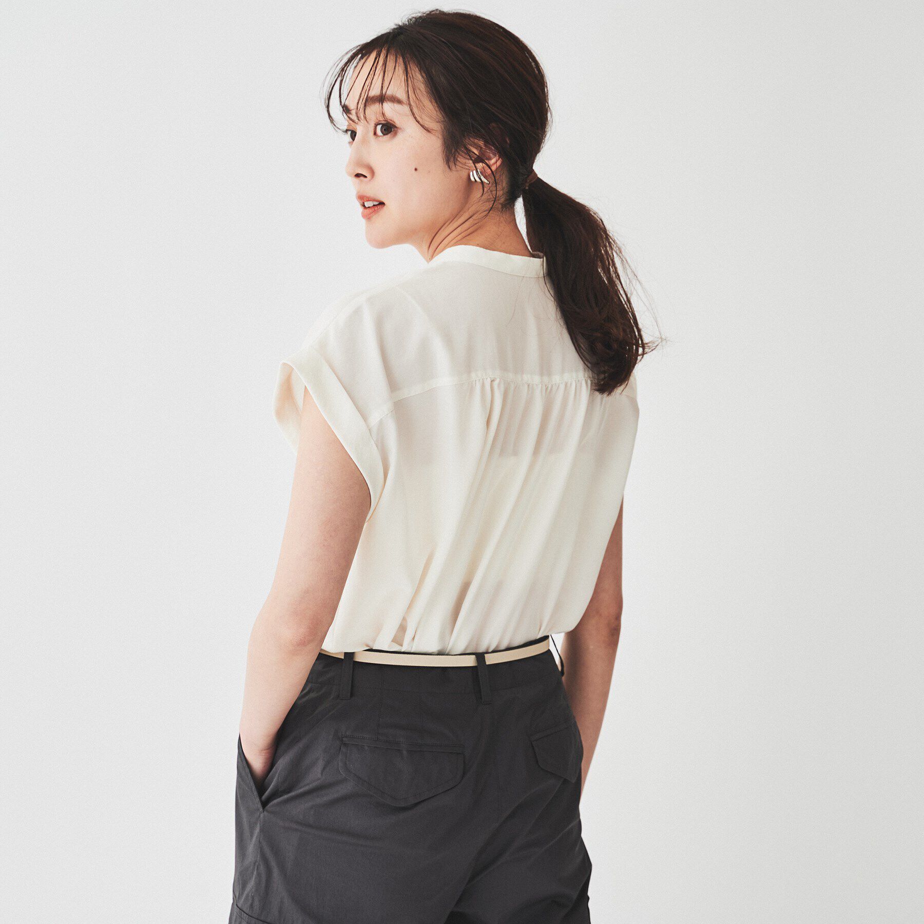 UNTITLED「【華やか／夏ブラウス】半袖フリルブラウス」|シャツ・ブラウス|