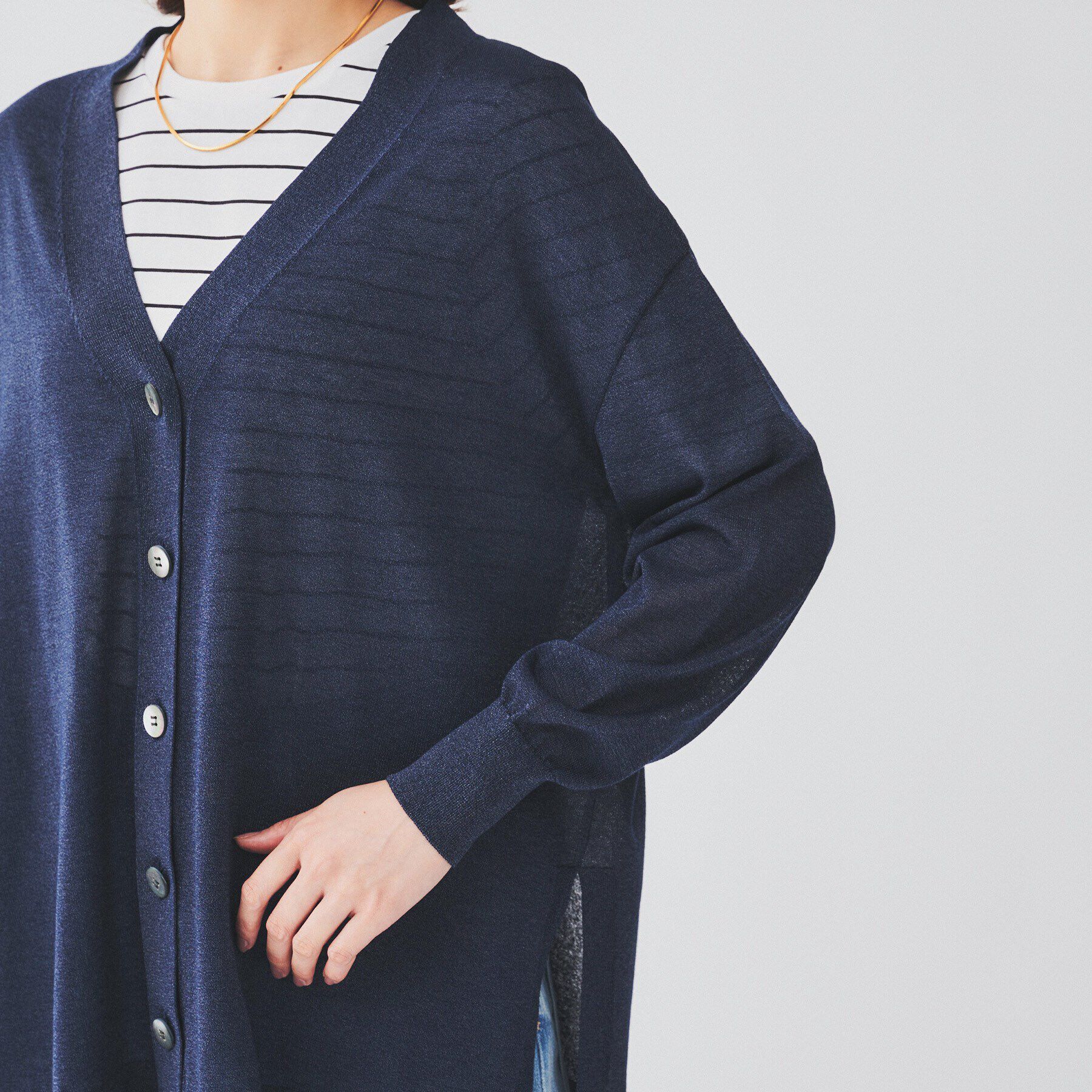 UNTITLED「【ゆったり/ロング丈】シアーVネックカーディガン」|カーディガン|