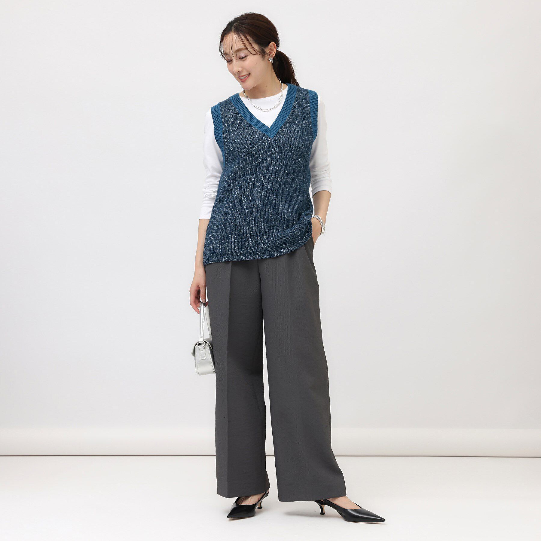 UNTITLED「【オールシーズン/ラメ】Vネックベスト」|ベスト・ジレ|