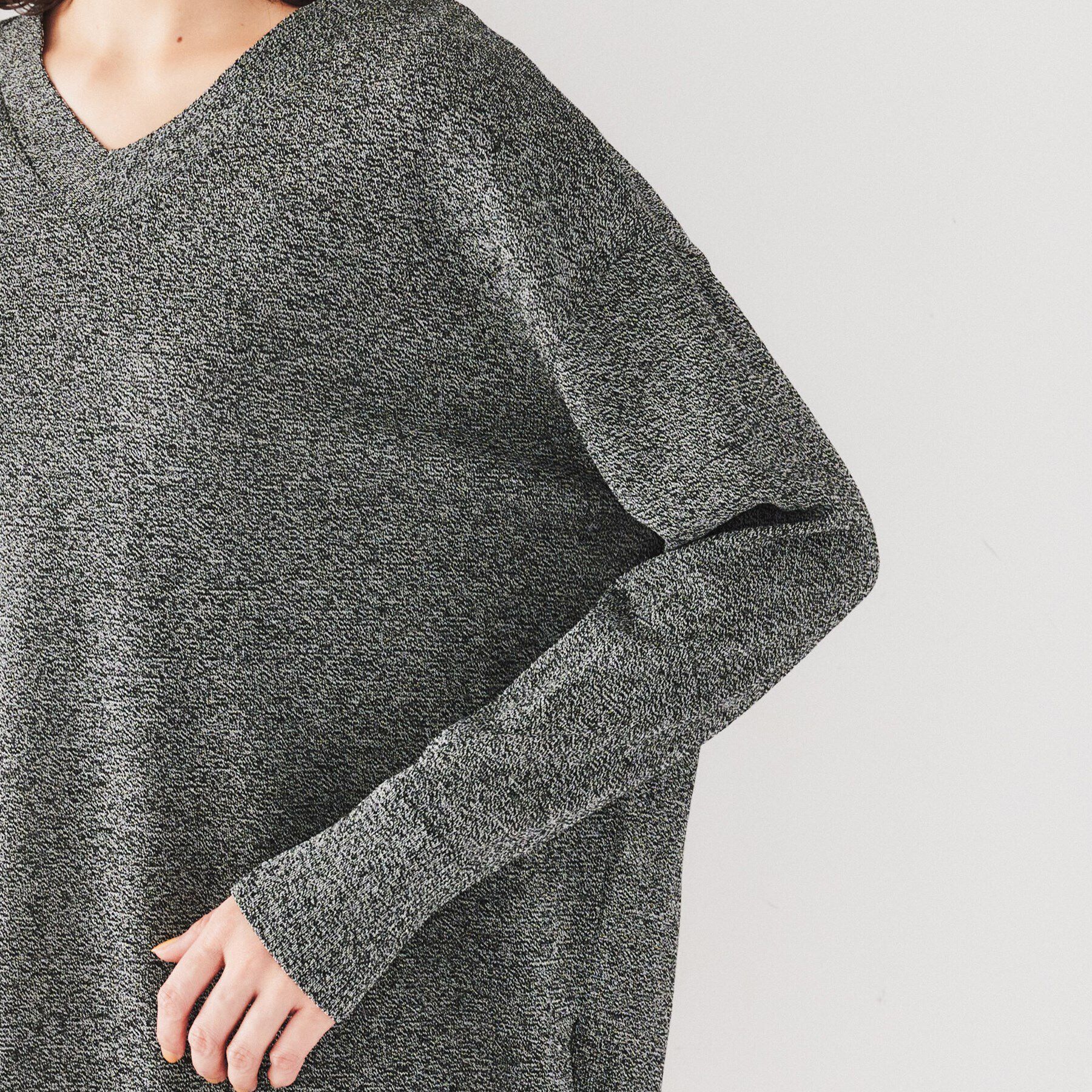 UNTITLED「【薄手/ゆったり/体型カバー】ドライレーヨン Vネックニット」|ニット・セーター|