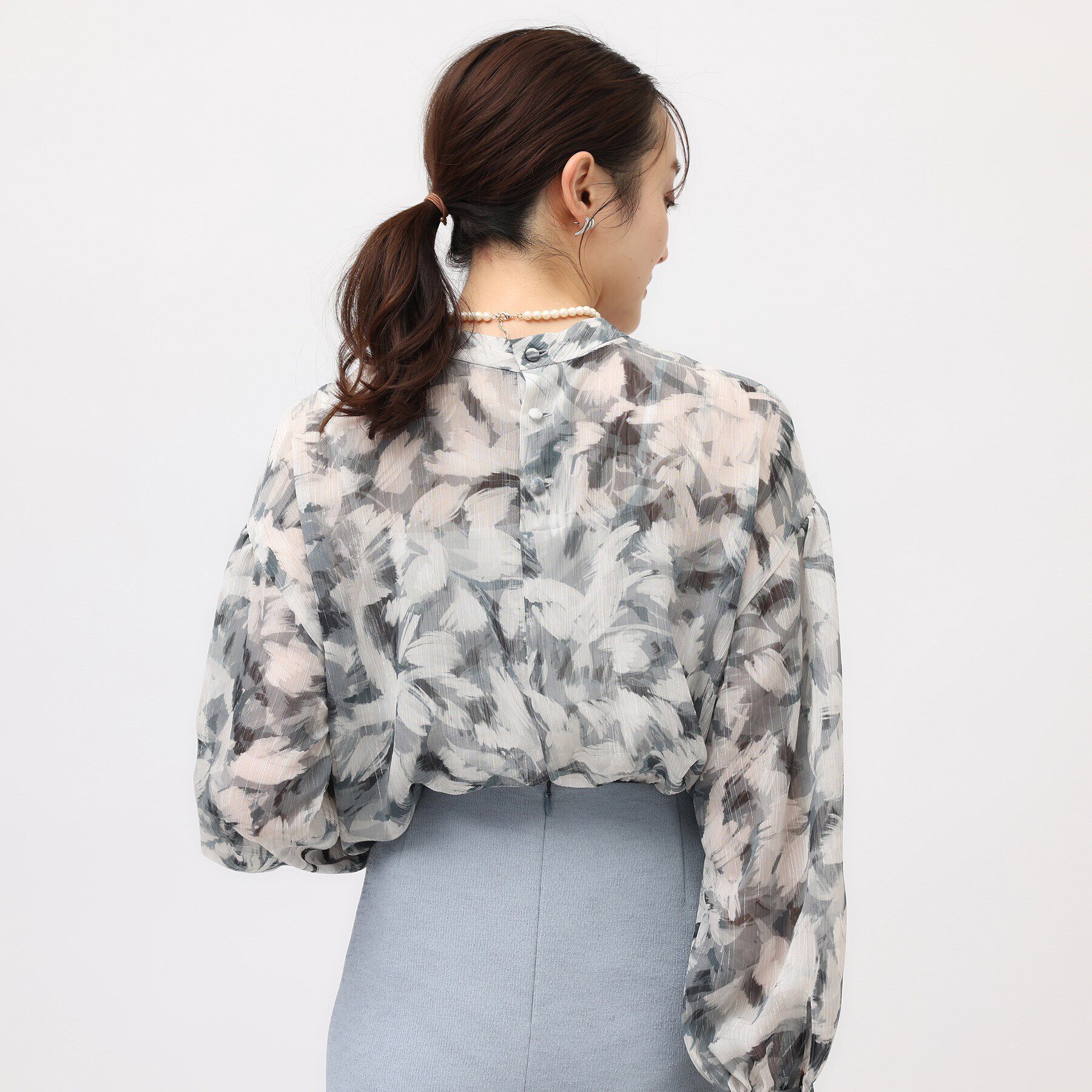 UNTITLED「【柄ブラウス/同素材ワンピースあり】楊柳ラメシフォン リーフプリントブラウス」|シャツ・ブラウス|