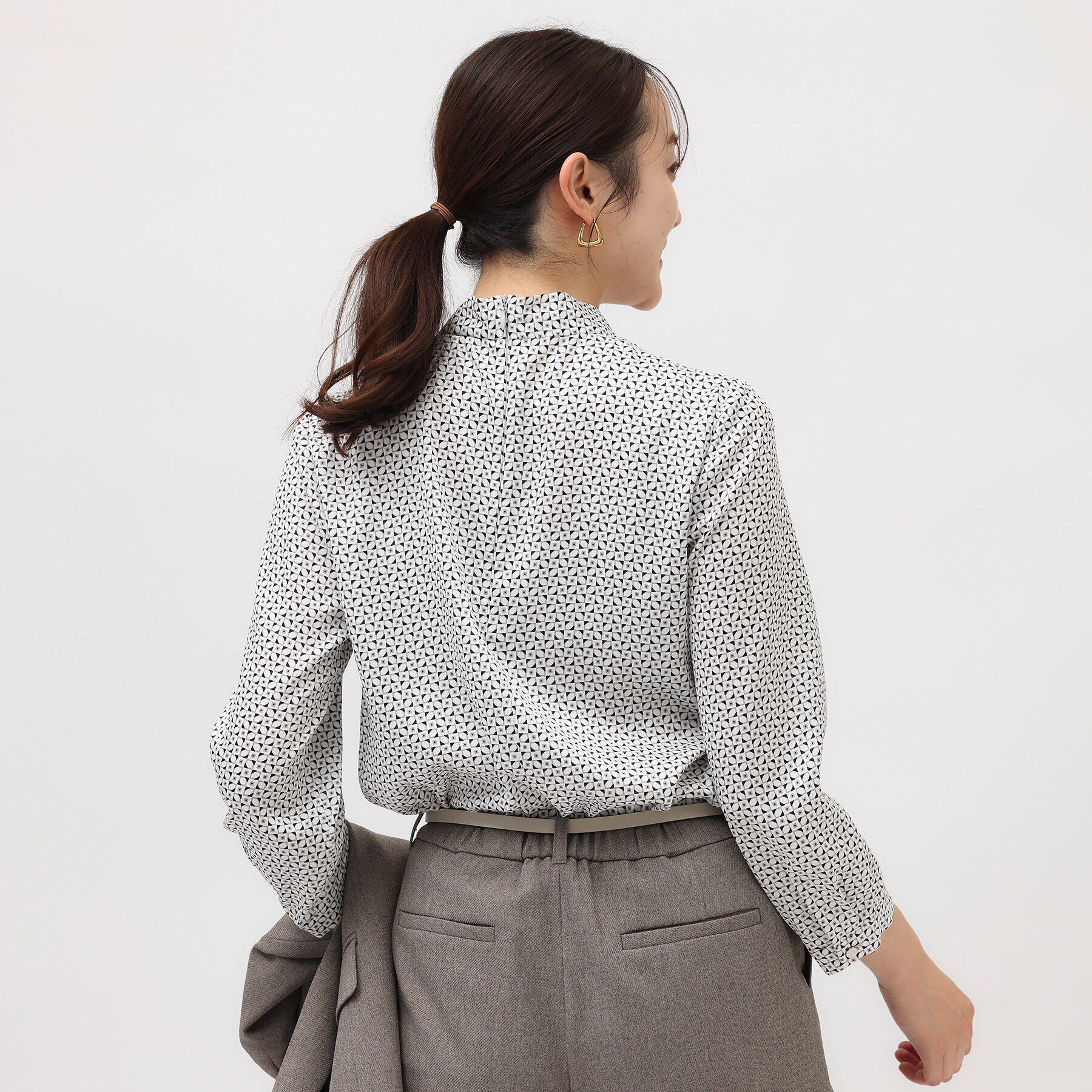 UNTITLED「【通勤スーツ/入卒/セレモニー】幾何柄ボウタイブラウス」|シャツ・ブラウス|