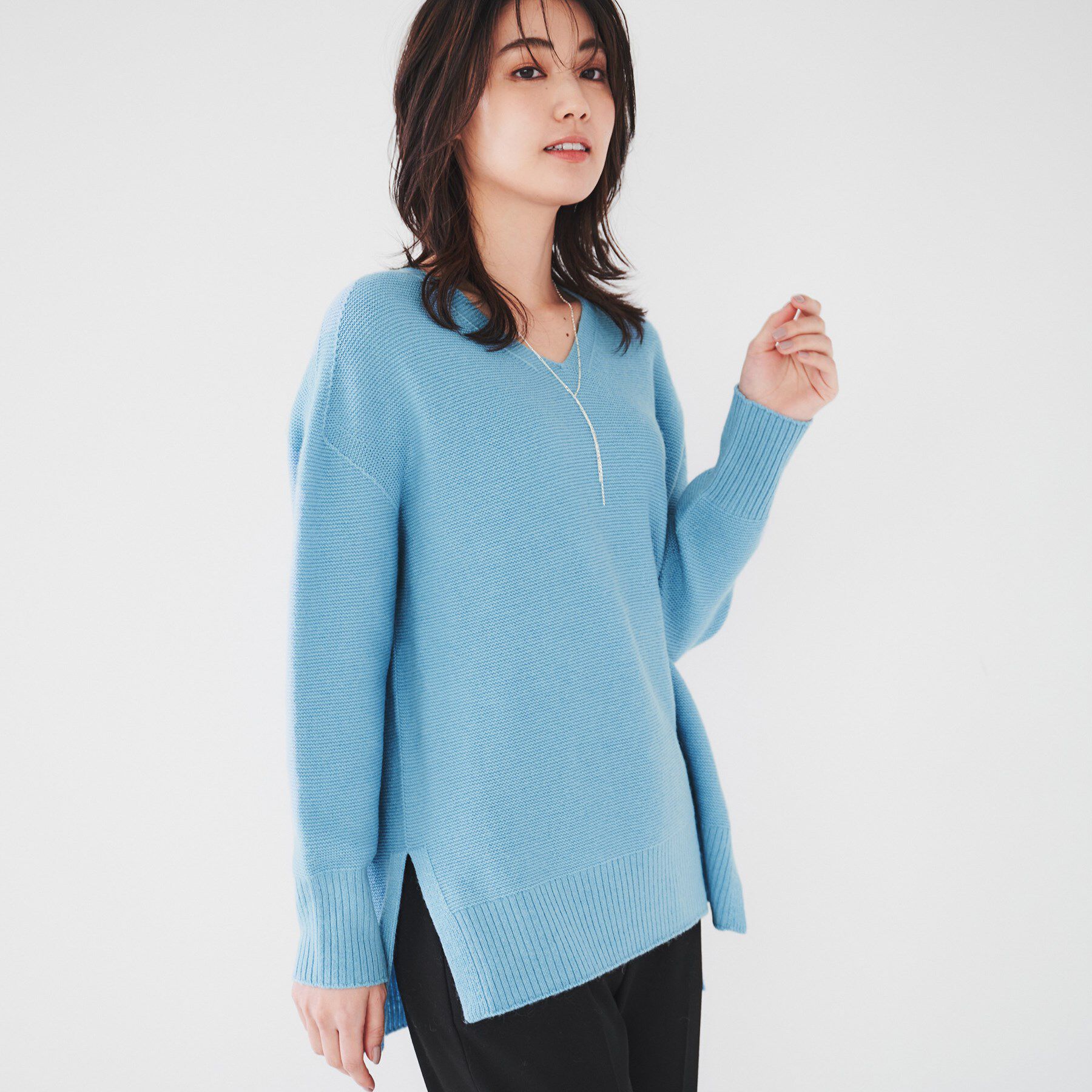 UNTITLED「【体型カバー/日本製/洗える】ウールシルクカシミヤミックス Vネックプルオーバーニット」|ニット・セーター|