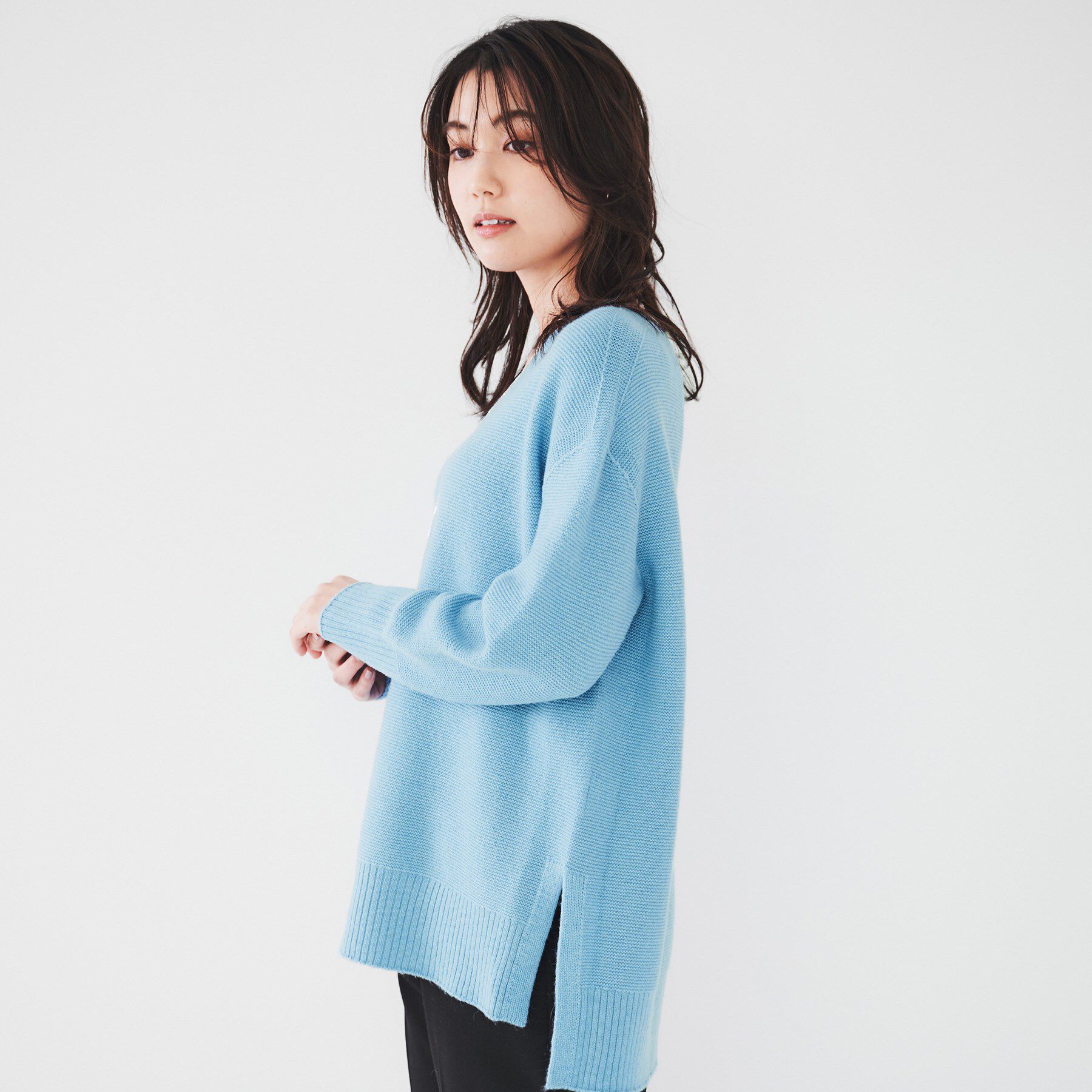 UNTITLED「【体型カバー/日本製/洗える】ウールシルクカシミヤミックス Vネックプルオーバーニット」|ニット・セーター|