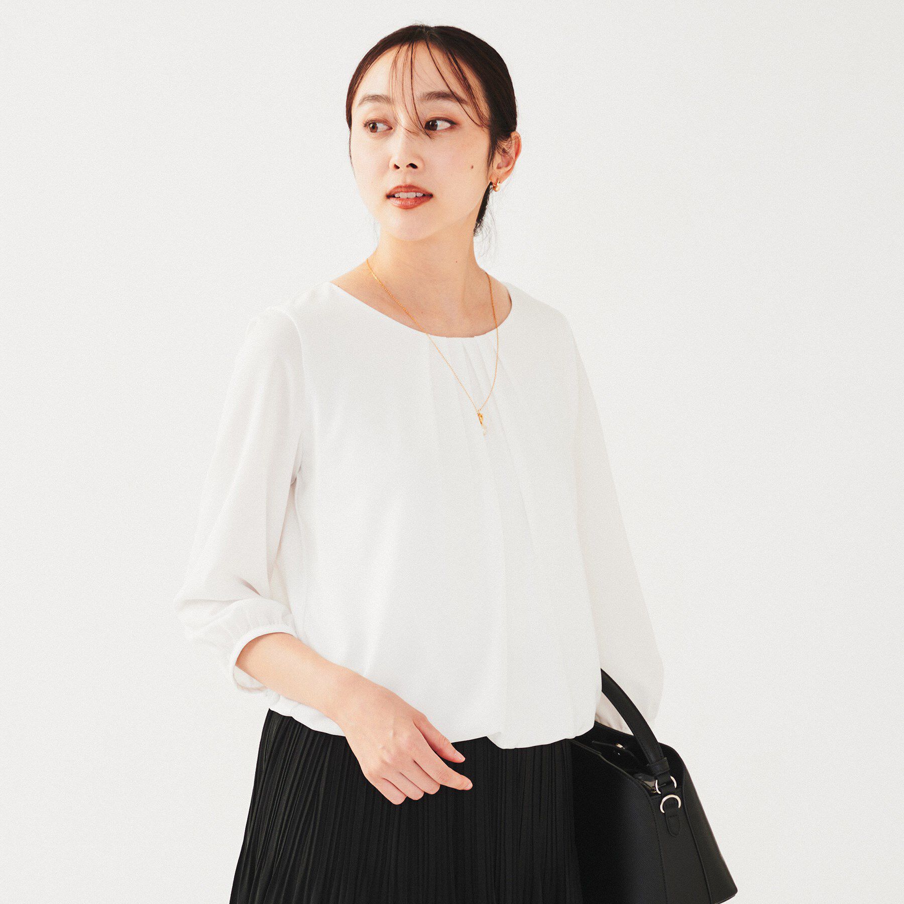 UNTITLED「【透けにくい/通勤】パウダリー タックブラウス」|シャツ・ブラウス|