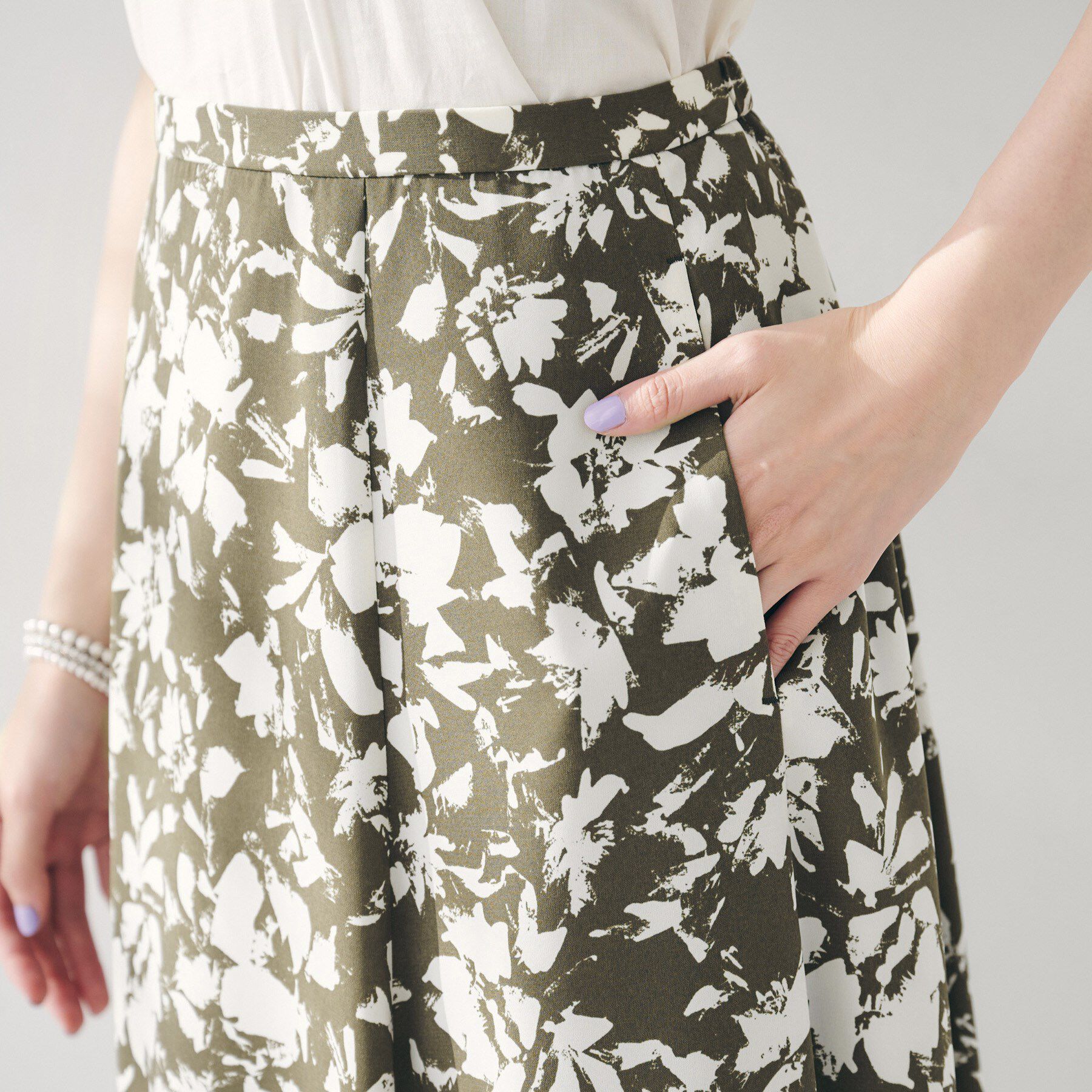 UNTITLED「【セットアップ可/後ろウエストゴム】モザイクフラワー柄スカート」|スカート|