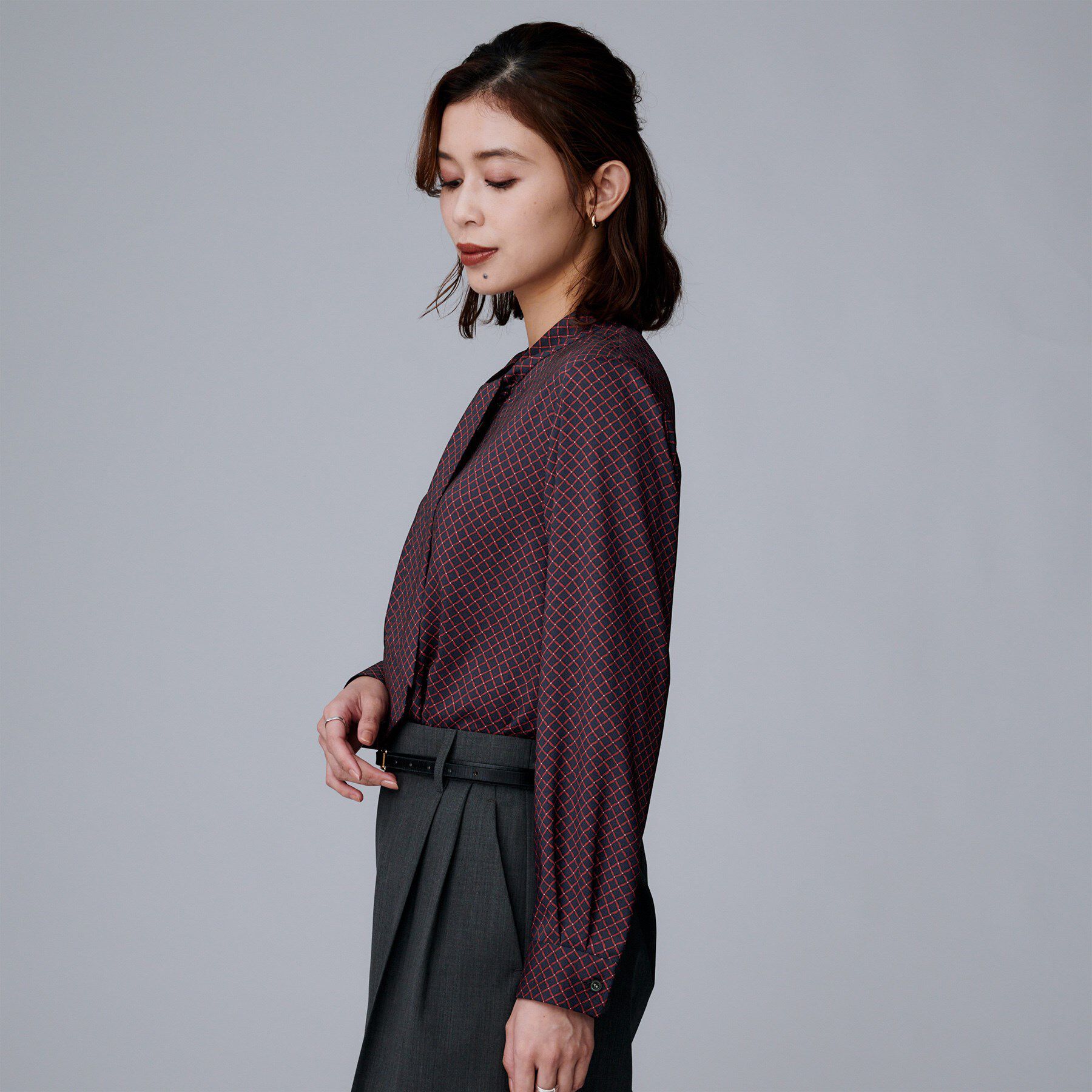 UNTITLED「【ボウタイ/通勤スーツ/オフィス】スクエアプリントブラウス」|シャツ・ブラウス|