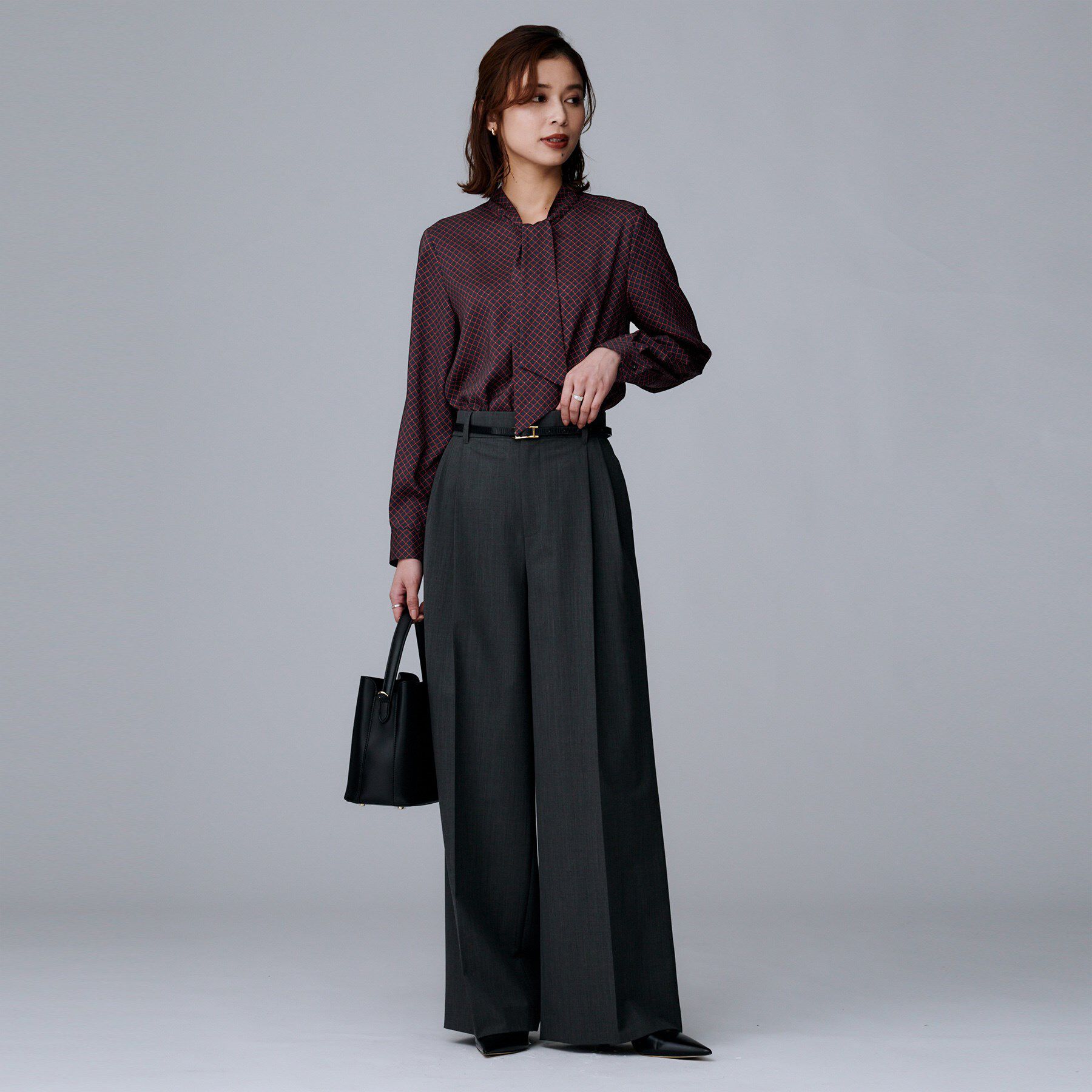 UNTITLED「【ボウタイ/通勤スーツ/オフィス】スクエアプリントブラウス」|シャツ・ブラウス|