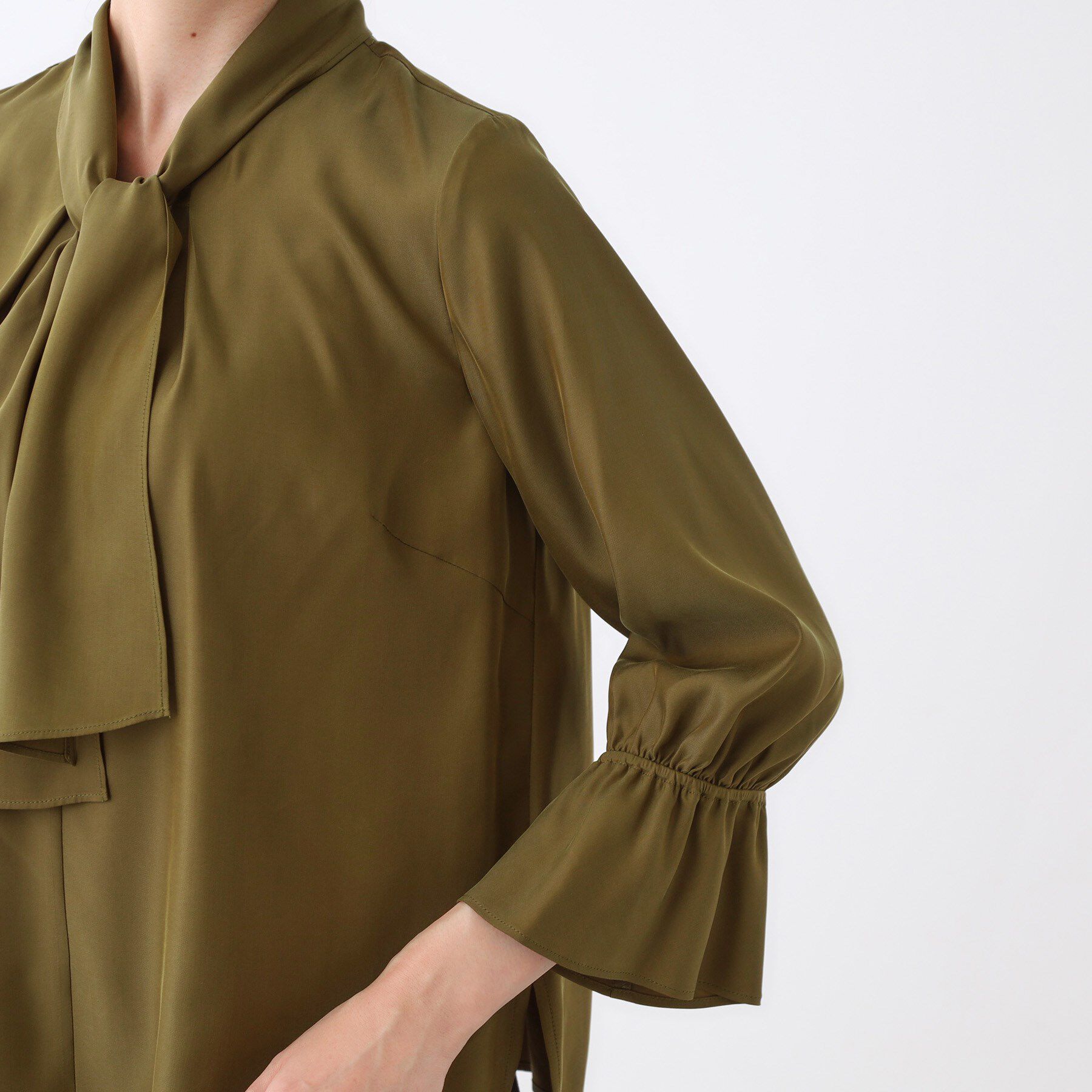 Reflect「【キレイめスタイル／通勤におすすめ◎】ボウタイシャンブレーカラーブラウス」|シャツ・ブラウス|