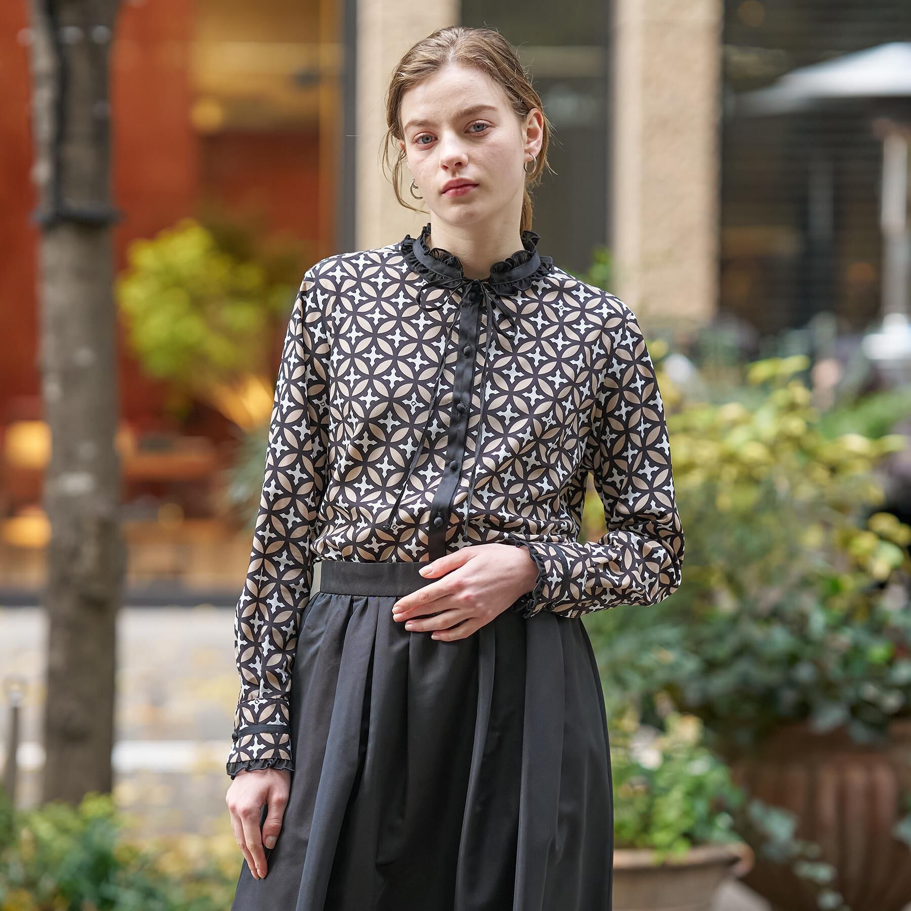 DRESSTERIOR「【モデル美香&times;DRESSTERIOR】コラボレーション オーバーラップサークルブラウス」|シャツ・ブラウス|グレージュ(150)