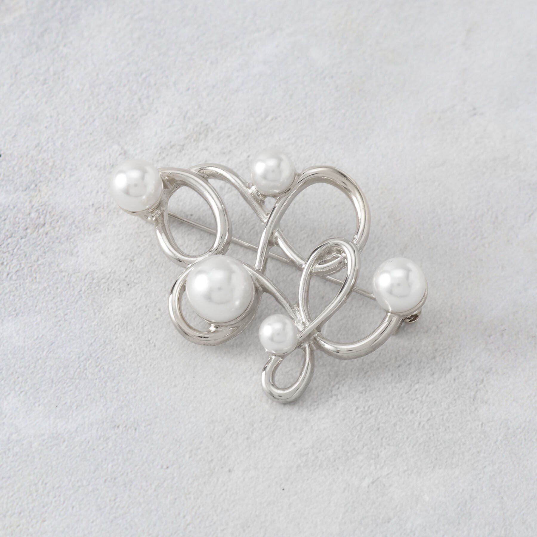 grove「【雑誌掲載】ニュアンスメタルパール調ブローチ【入卒対応可】」|ブローチ・コサージュ|シルバー(006)