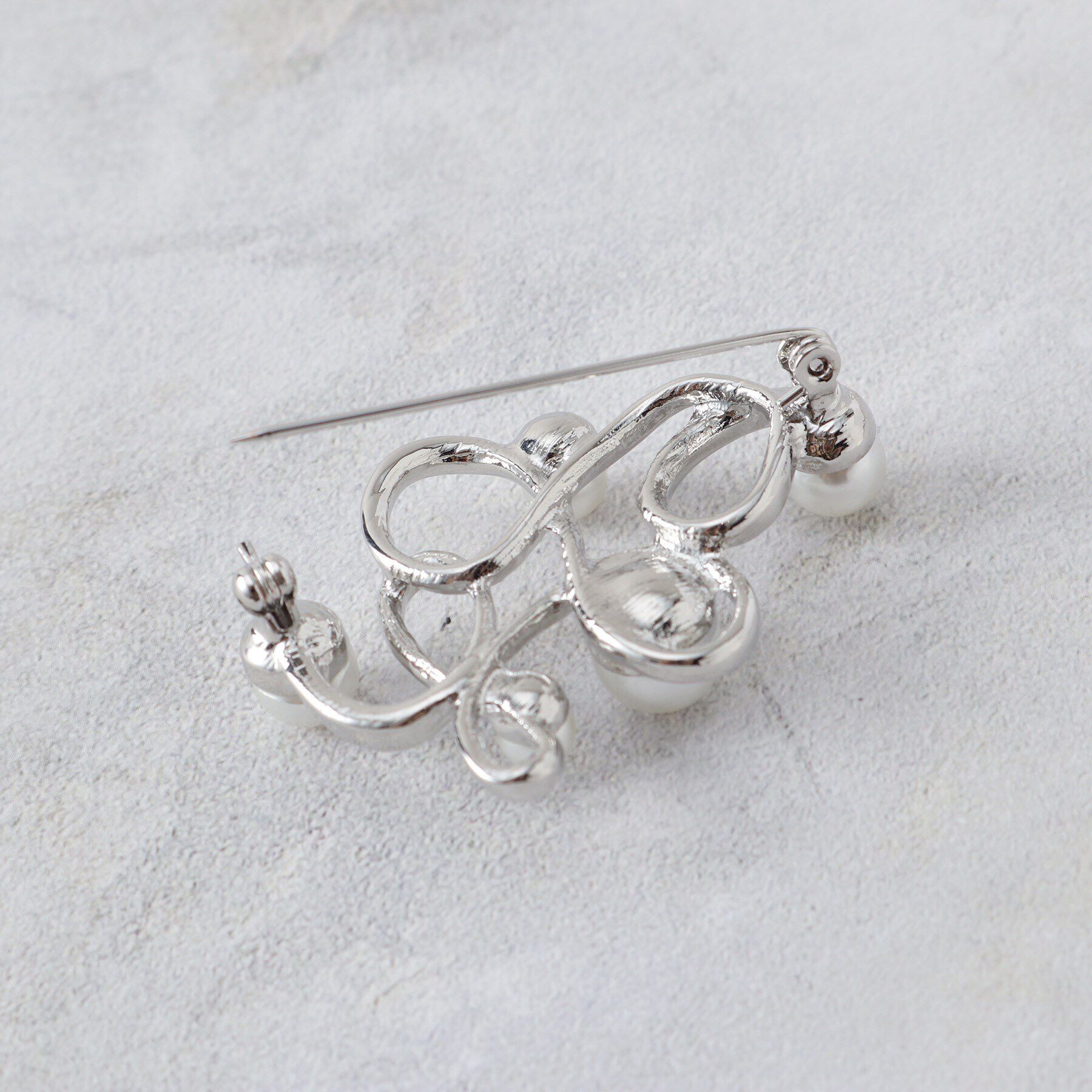 grove「【雑誌掲載】ニュアンスメタルパール調ブローチ【入卒対応可】」|ブローチ・コサージュ|