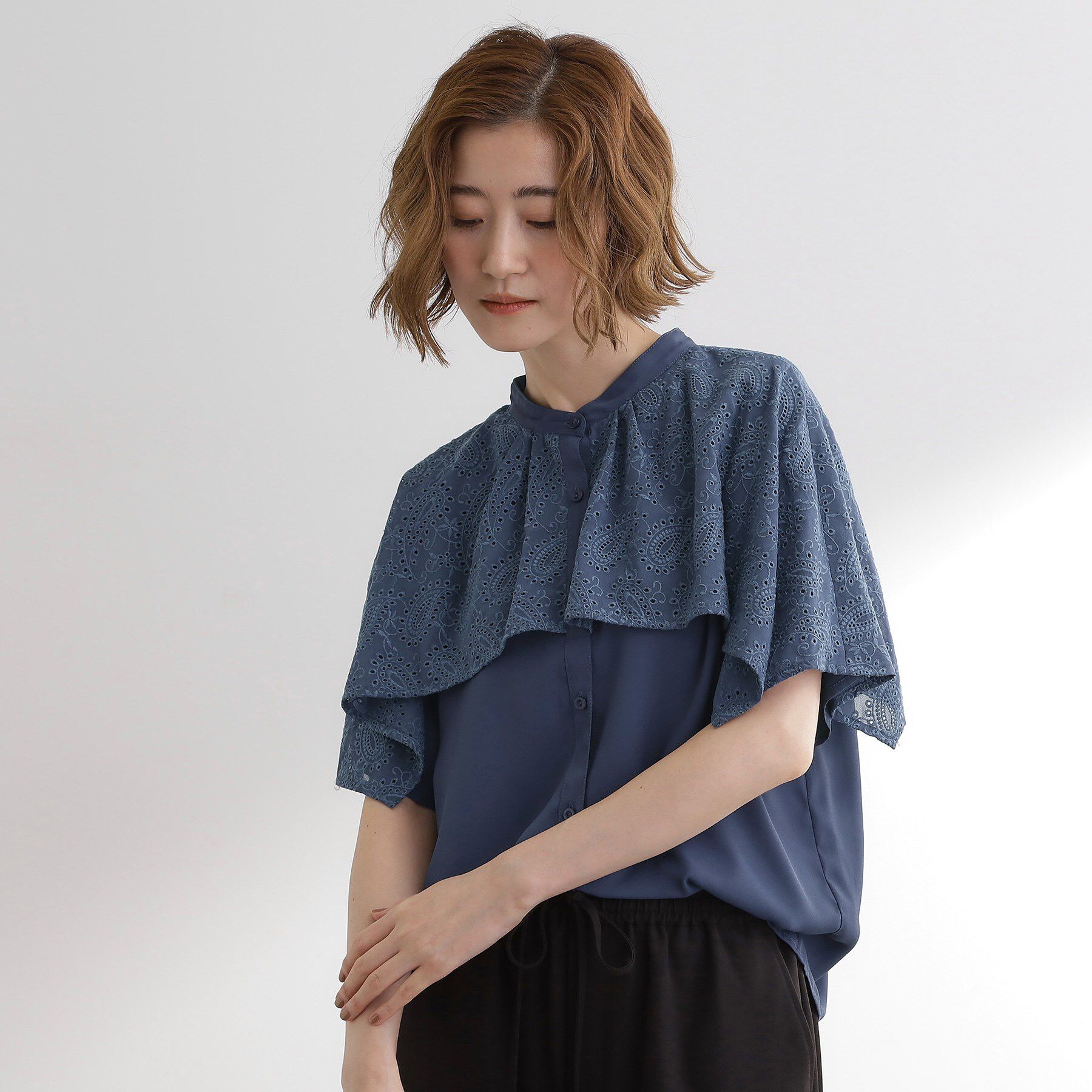 grove「透け感と刺繍で魅せる　ペイズリー刺繍ケープブラウス」|シャツ・ブラウス|ブルー(093)