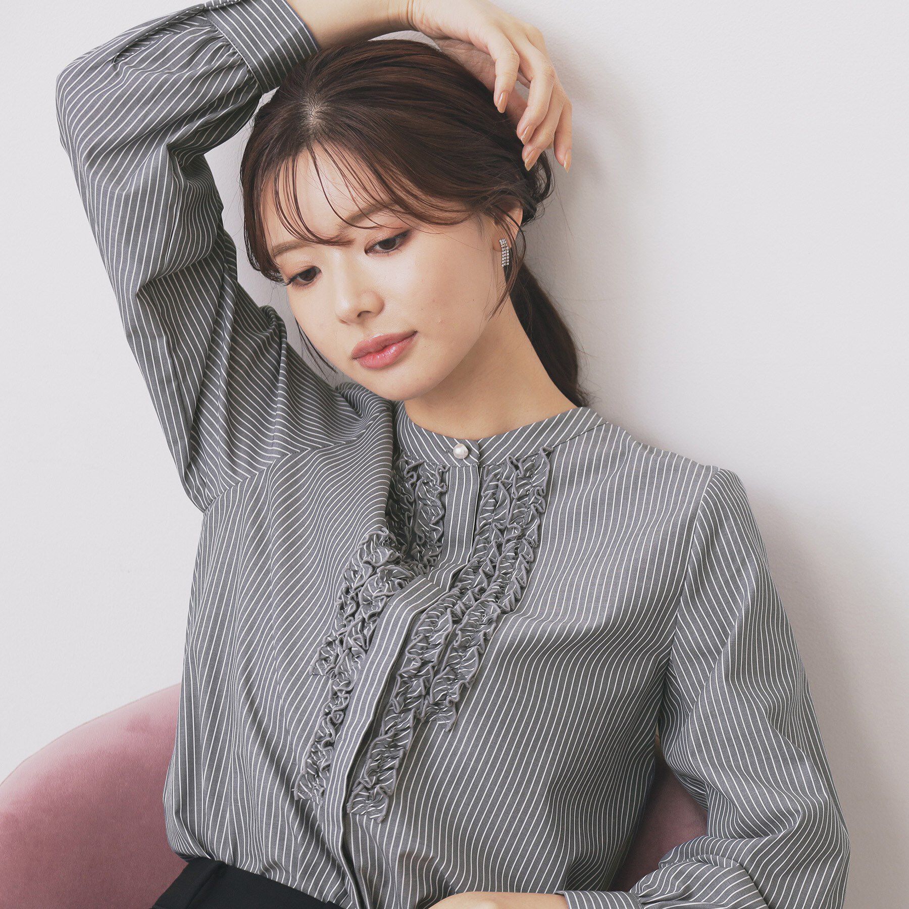 index「バンドカラーフリルブラウス【洗濯機OK/イージーアイロン/防シワ】」|シャツ・ブラウス|チャコールグレー(3