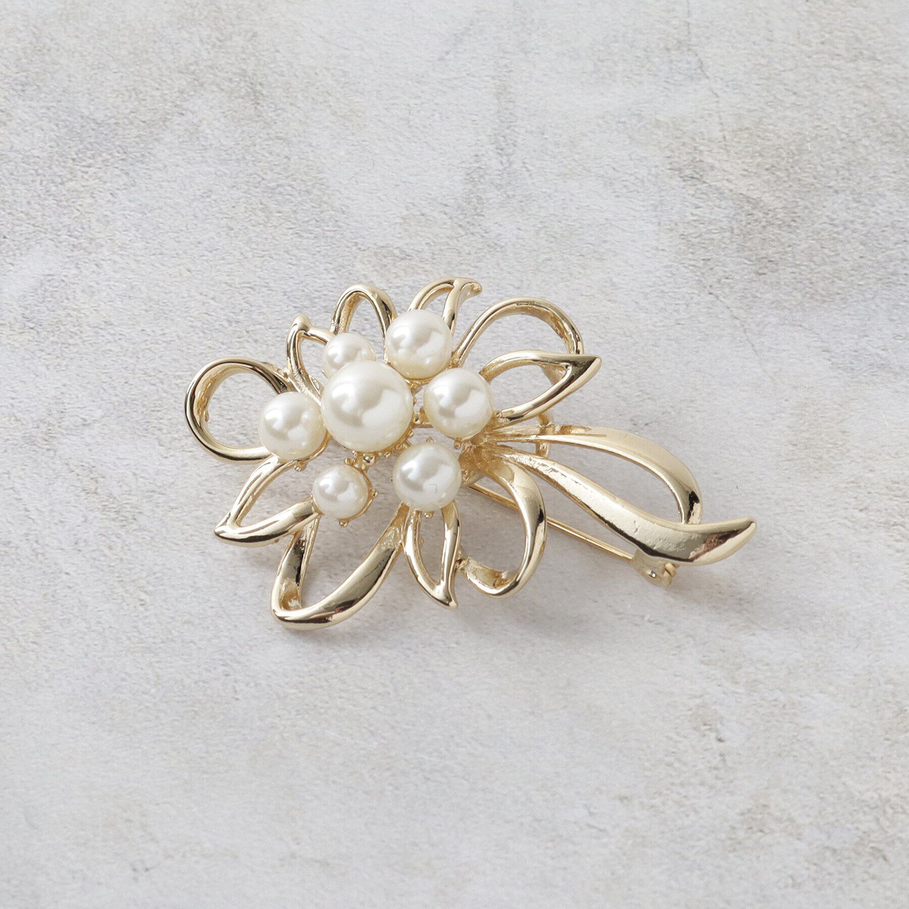 OPAQUE.CLIP「メタルフラワー&times;フェイクパールブローチ」|ブローチ・コサージュ|ゴールド(007)