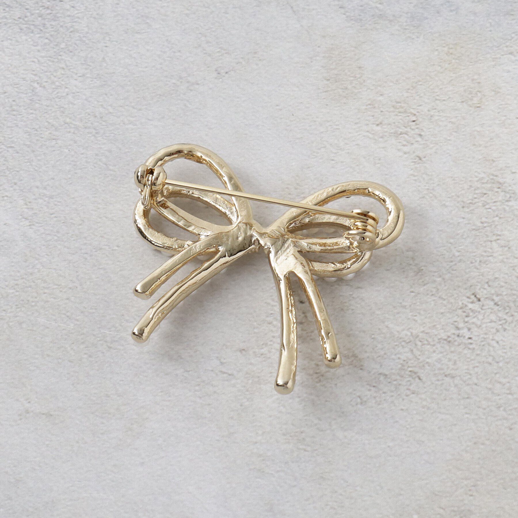 OPAQUE.CLIP「メタル＆フェイクパール リボンブローチ」|ブローチ・コサージュ|