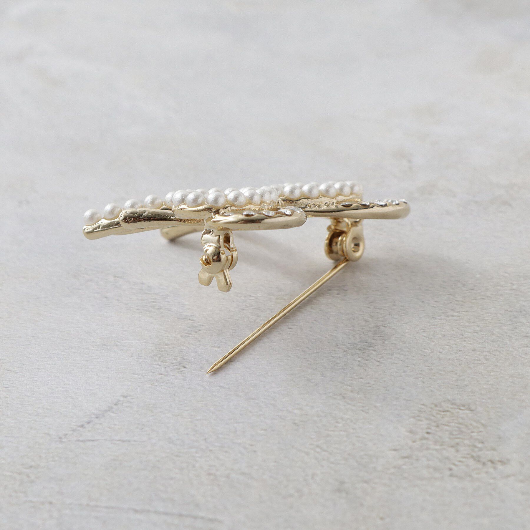 OPAQUE.CLIP「メタル＆フェイクパール リボンブローチ」|ブローチ・コサージュ|