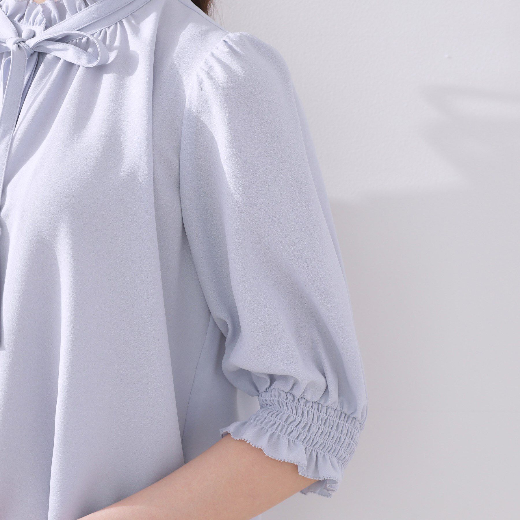 Couture broach「【5分袖・通勤】リボンタイ付きピコフリル5分袖ブラウス」|シャツ・ブラウス|