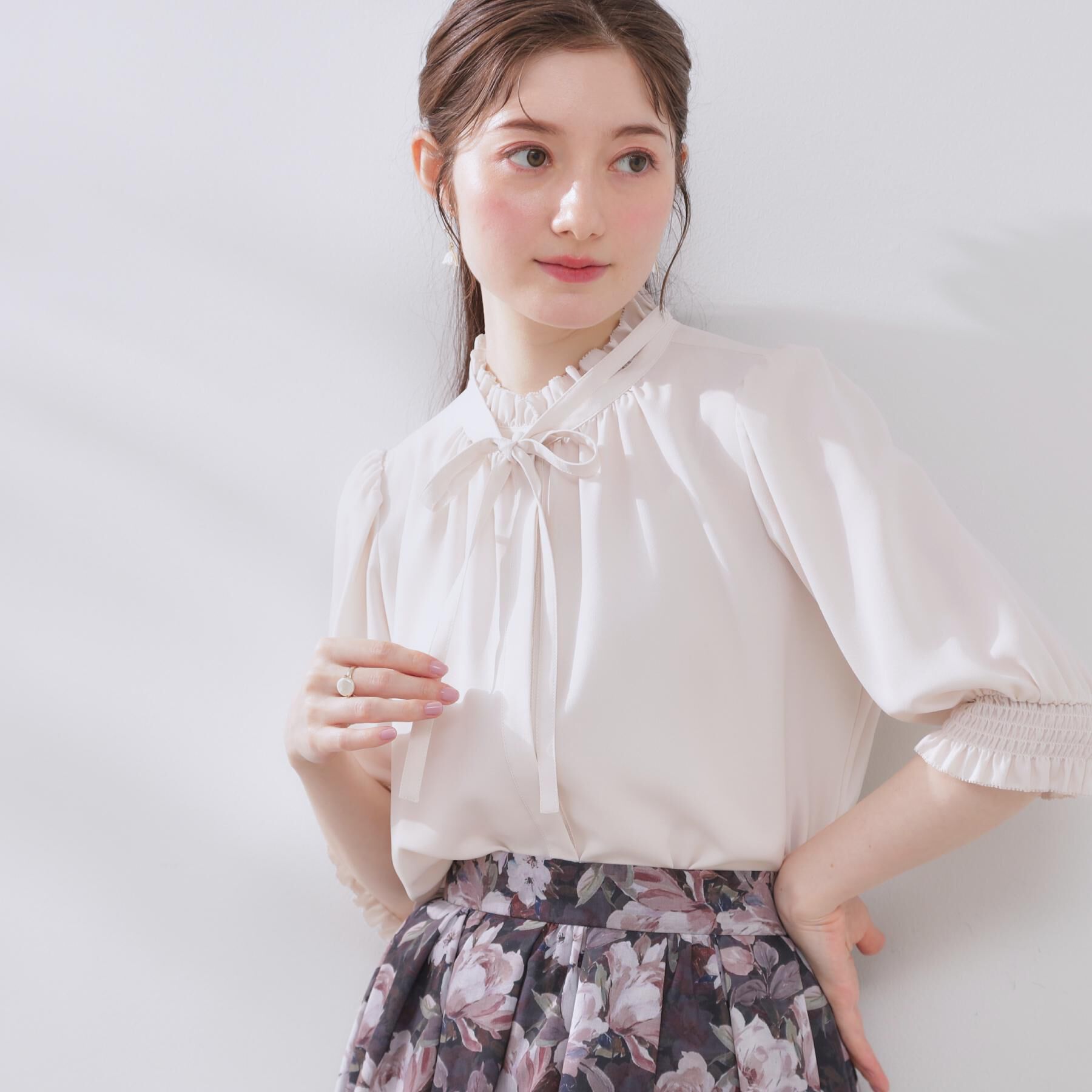 Couture broach「【5分袖・通勤】リボンタイ付きピコフリル5分袖ブラウス」|シャツ・ブラウス|