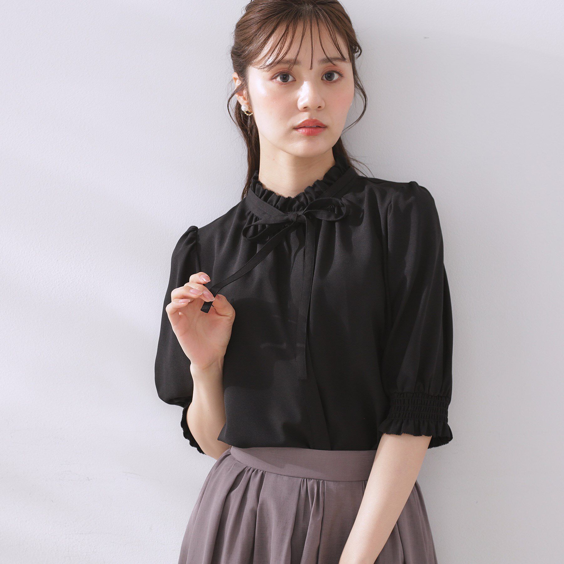 Couture broach「【5分袖・通勤】リボンタイ付きピコフリル5分袖ブラウス」|シャツ・ブラウス|ブラック(019)