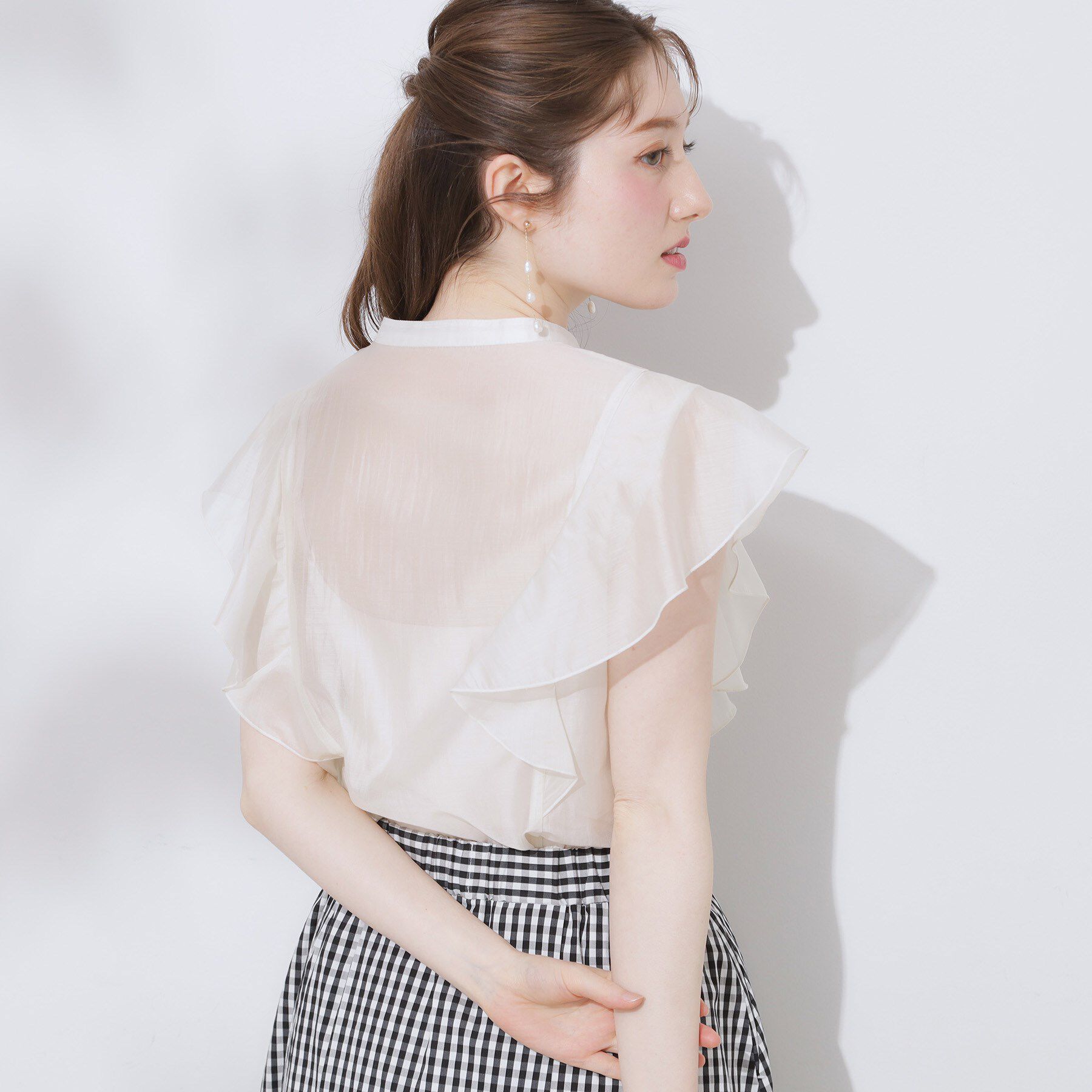 Couture broach「【洗える・オシャレな透け感】タックデザインフレア袖シアーブラウス」|シャツ・ブラウス|