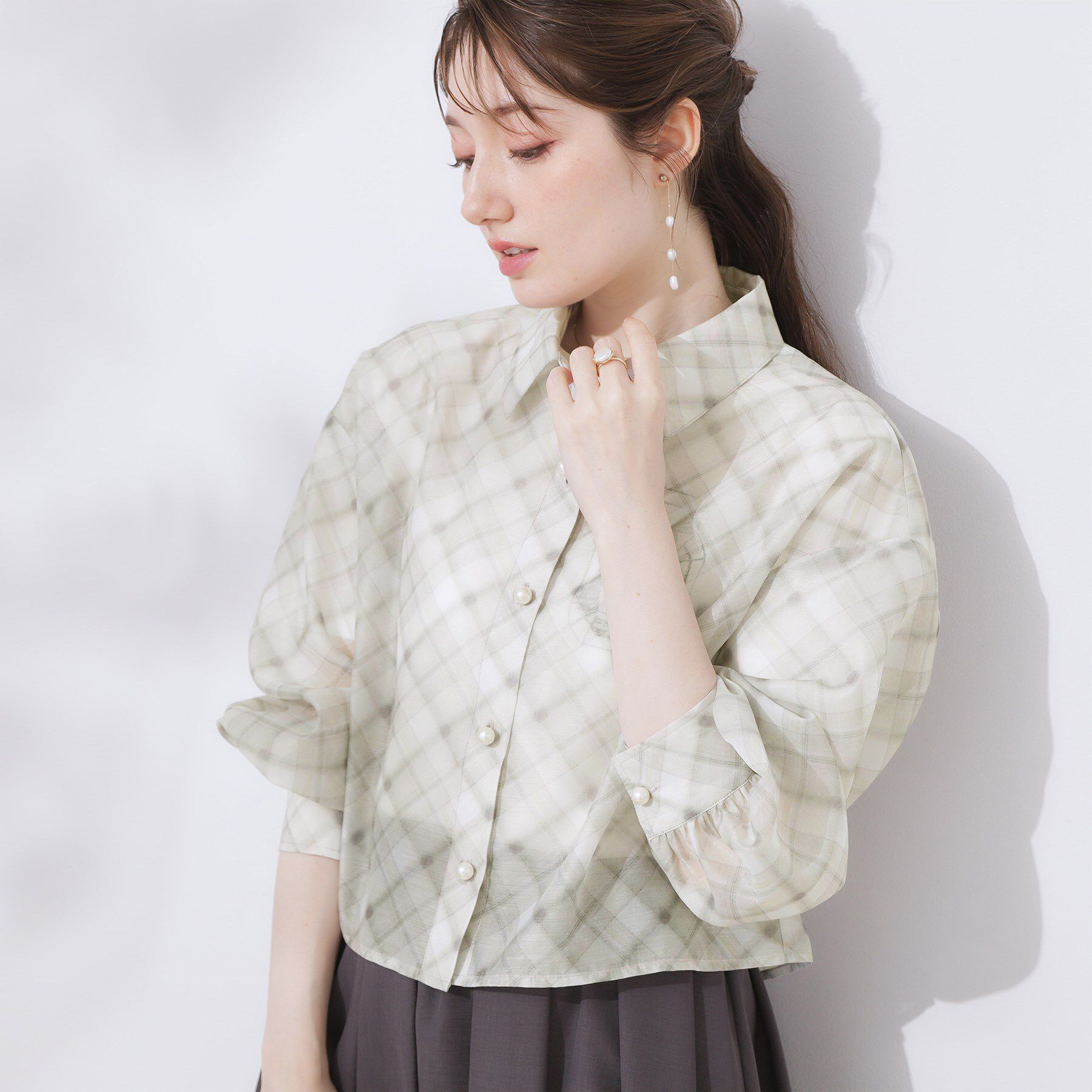 Couture broach「【洗える・秋まで使える】パール調ボタンシアーシャツ」|シャツ・ブラウス|