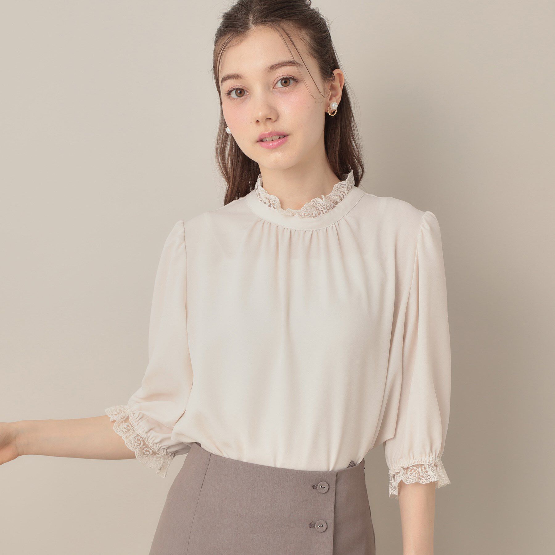 Couture broach「【華やか・大人可愛い・5分袖】エンブロレース前後2WAYブラウス」|シャツ・ブラウス|