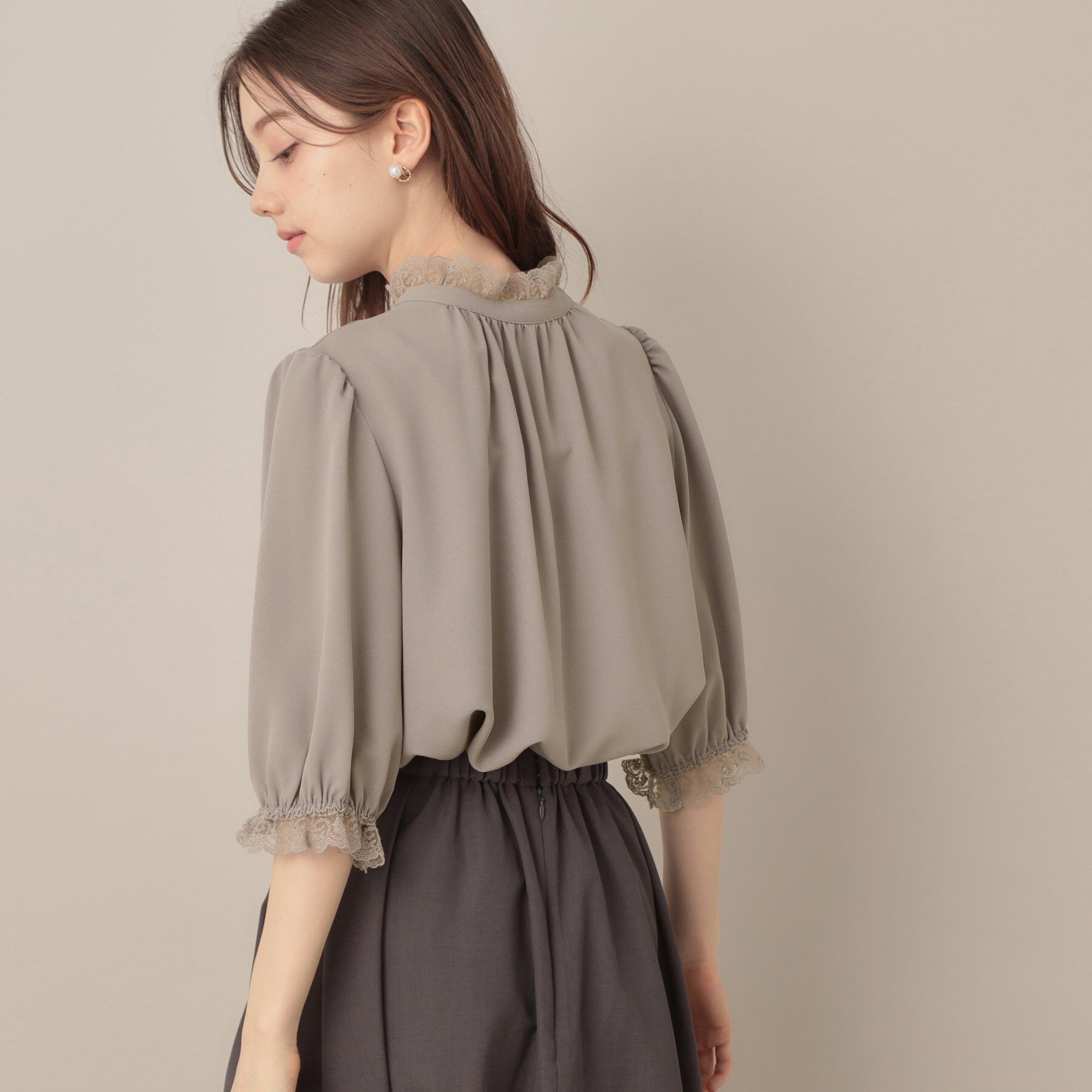 Couture broach「【華やか・大人可愛い・5分袖】エンブロレース前後2WAYブラウス」|シャツ・ブラウス|