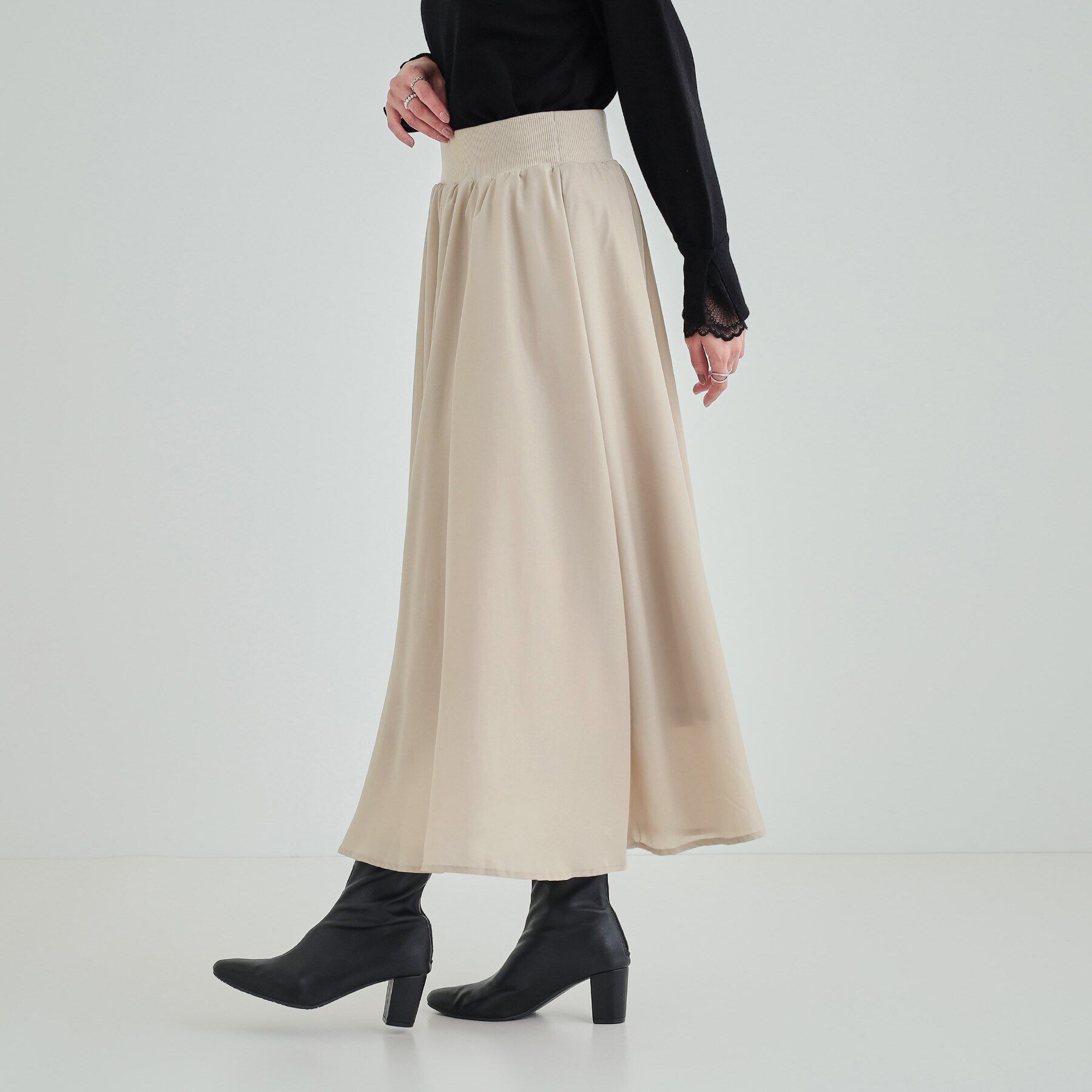 SHOO･LA･RUE「ウエストリブで無理せずキレイ　艶やかに彩る サテンフレアスカート」|スカート|