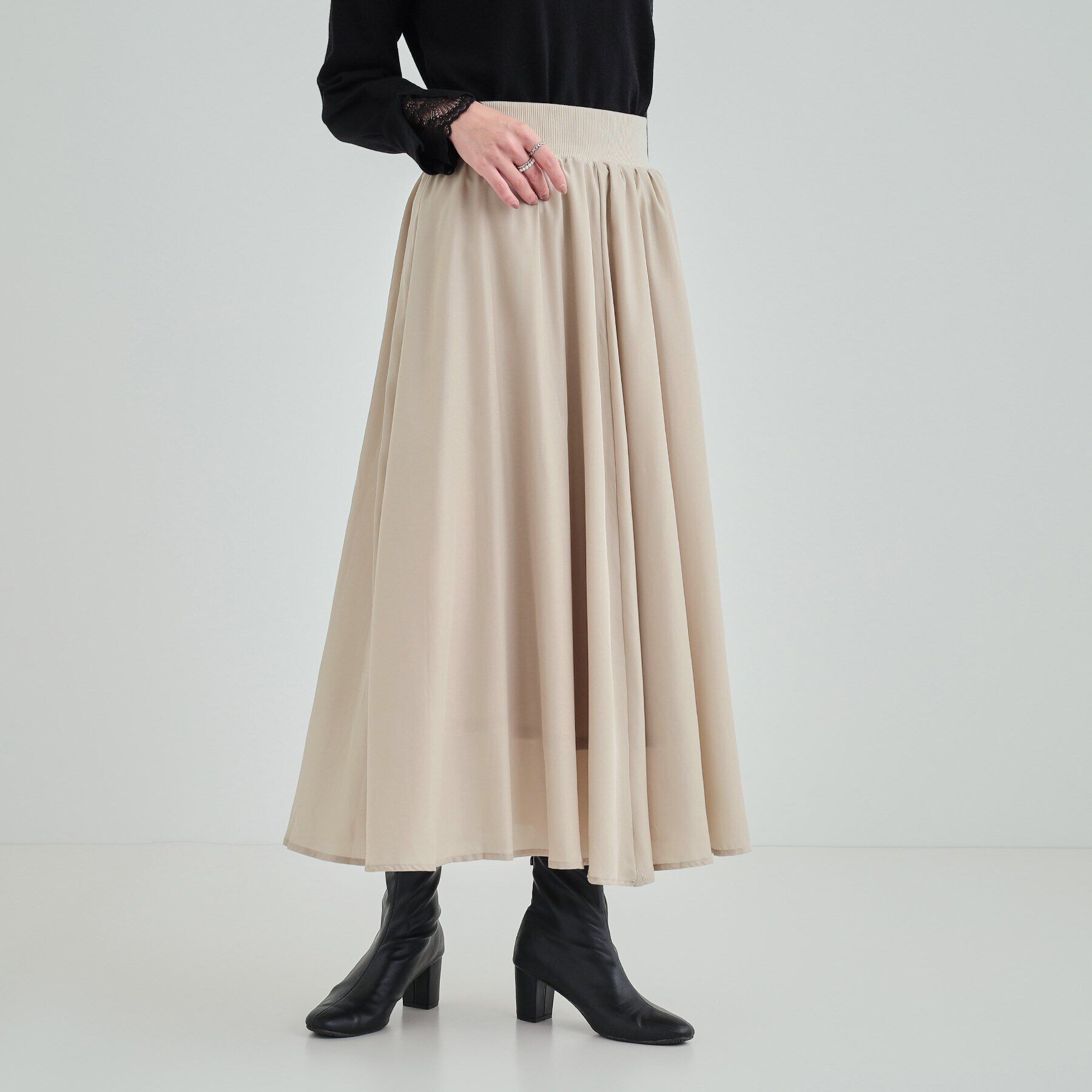 SHOO･LA･RUE「ウエストリブで無理せずキレイ　艶やかに彩る サテンフレアスカート」|スカート|