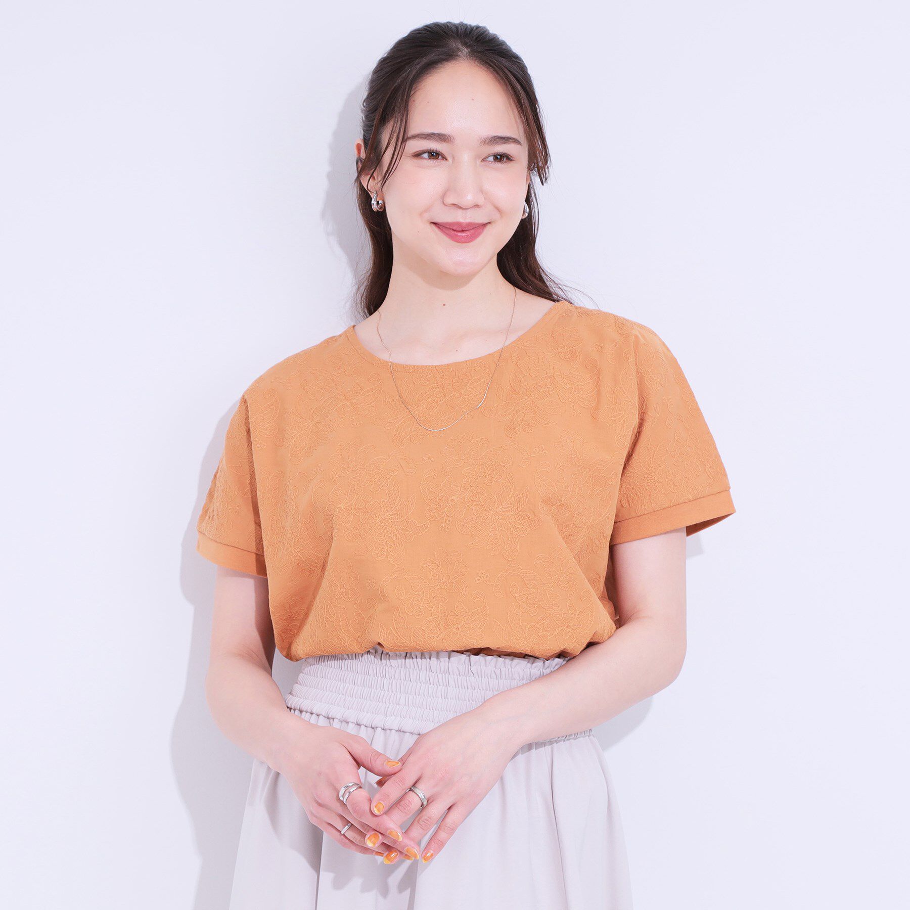 SHOO･LA･RUE「【S-LL】一枚でサマ見え フローラル刺繍トップス」|Tシャツ・カットソー|