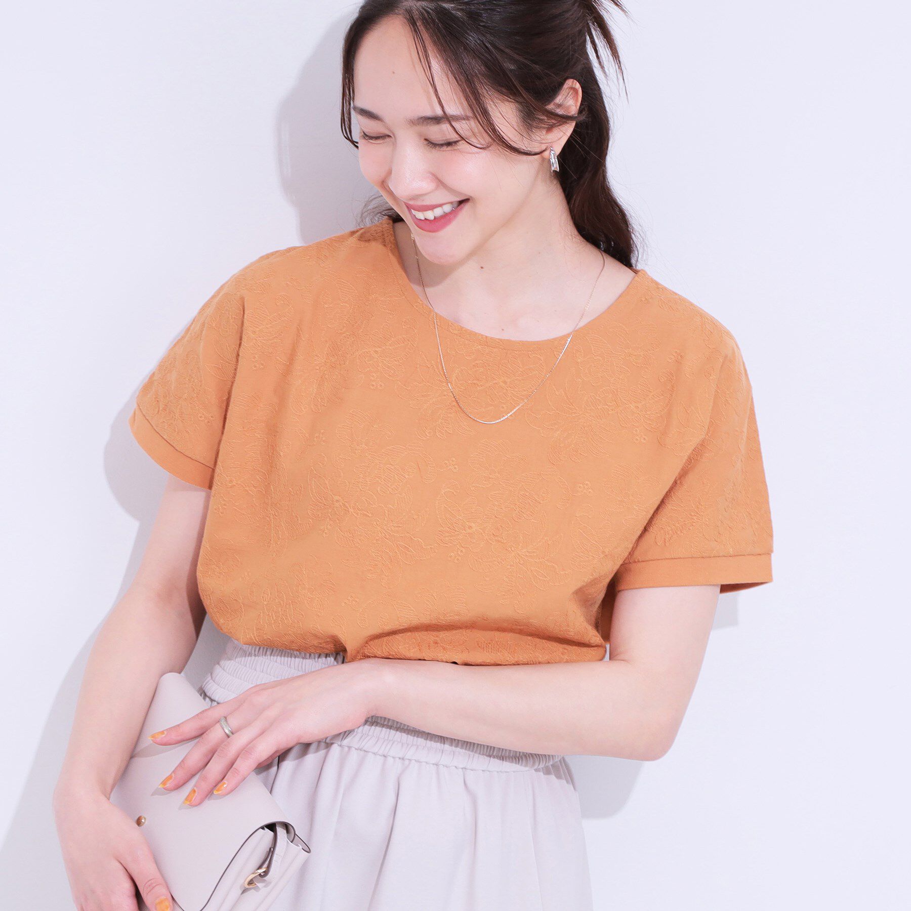 SHOO･LA･RUE「【S-LL】一枚でサマ見え フローラル刺繍トップス」|Tシャツ・カットソー|オレンジ(066)