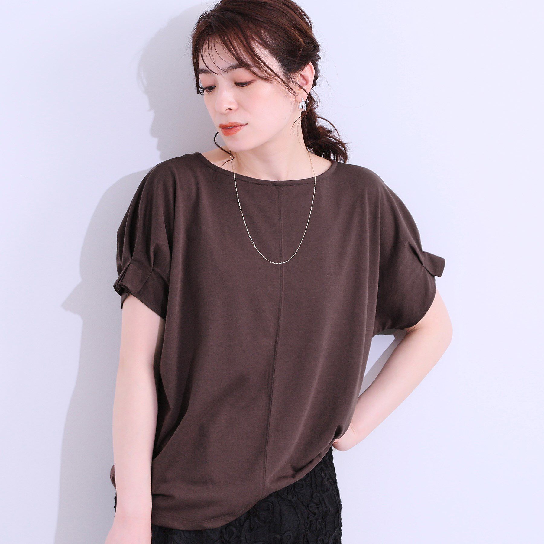 SHOO･LA･RUE「【S-LL/UV/プチプラ】お袖タックで好印象 デザインTシャツ」|Tシャツ・カットソー|ブラウン(043)