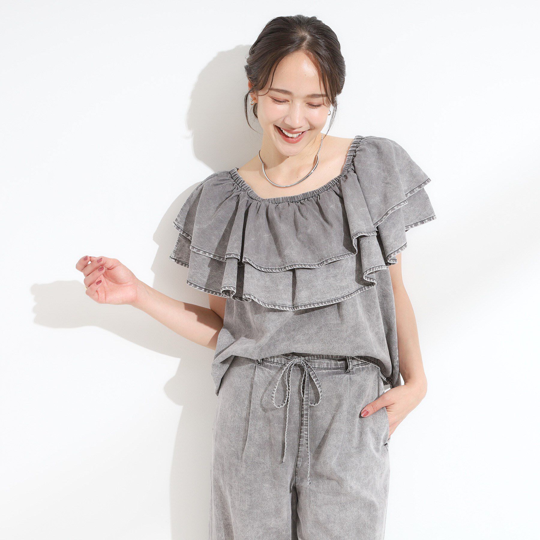 SHOO･LA･RUE「【セットアップ可/前後2WAY/オフショル2WAY】着こなしを楽しめる デニムフリルブラウス」|シャツ・ブラウス|