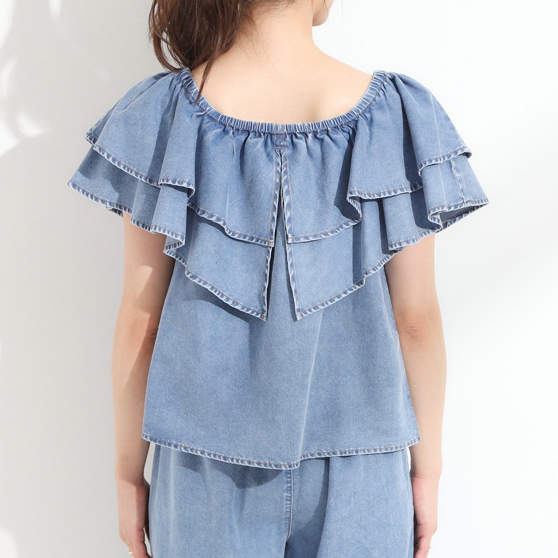 SHOO･LA･RUE「【セットアップ可/前後2WAY/オフショル2WAY】着こなしを楽しめる デニムフリルブラウス」|シャツ・ブラウス|