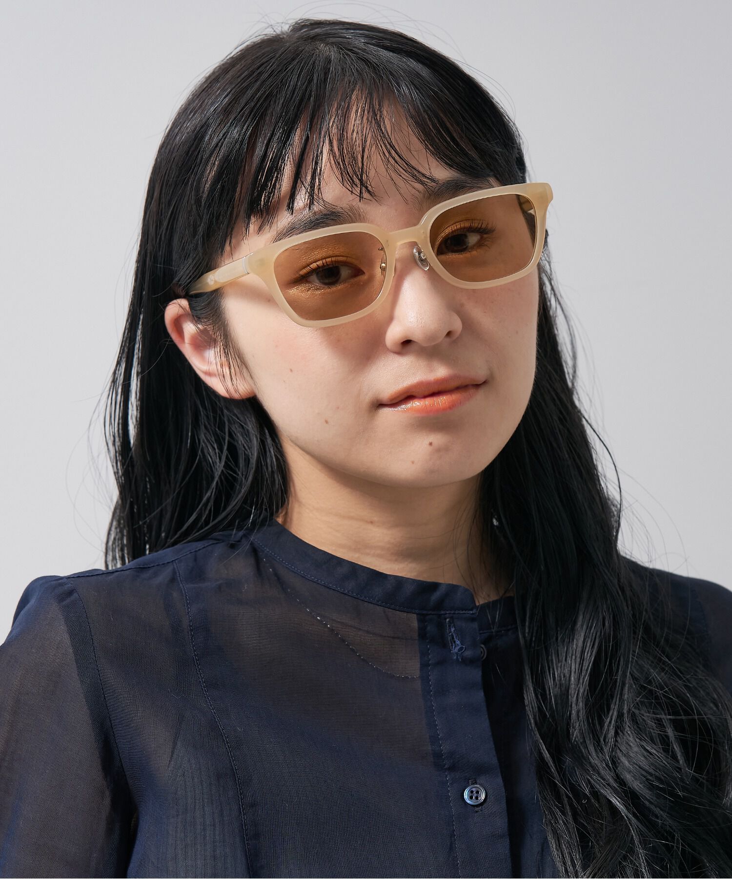  「スクエア型 調光サングラス｜紫外線対策｜レンズの色が変わるサングラス｜Zoff | UNITED ARROWS Wellness」|サングラス|ブラウン