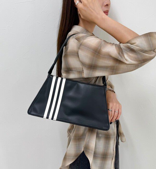 fredy emue「【adidas／アディダス】 エンボスグラフィック台形バッグ」|ハンドバッグ|ブラック