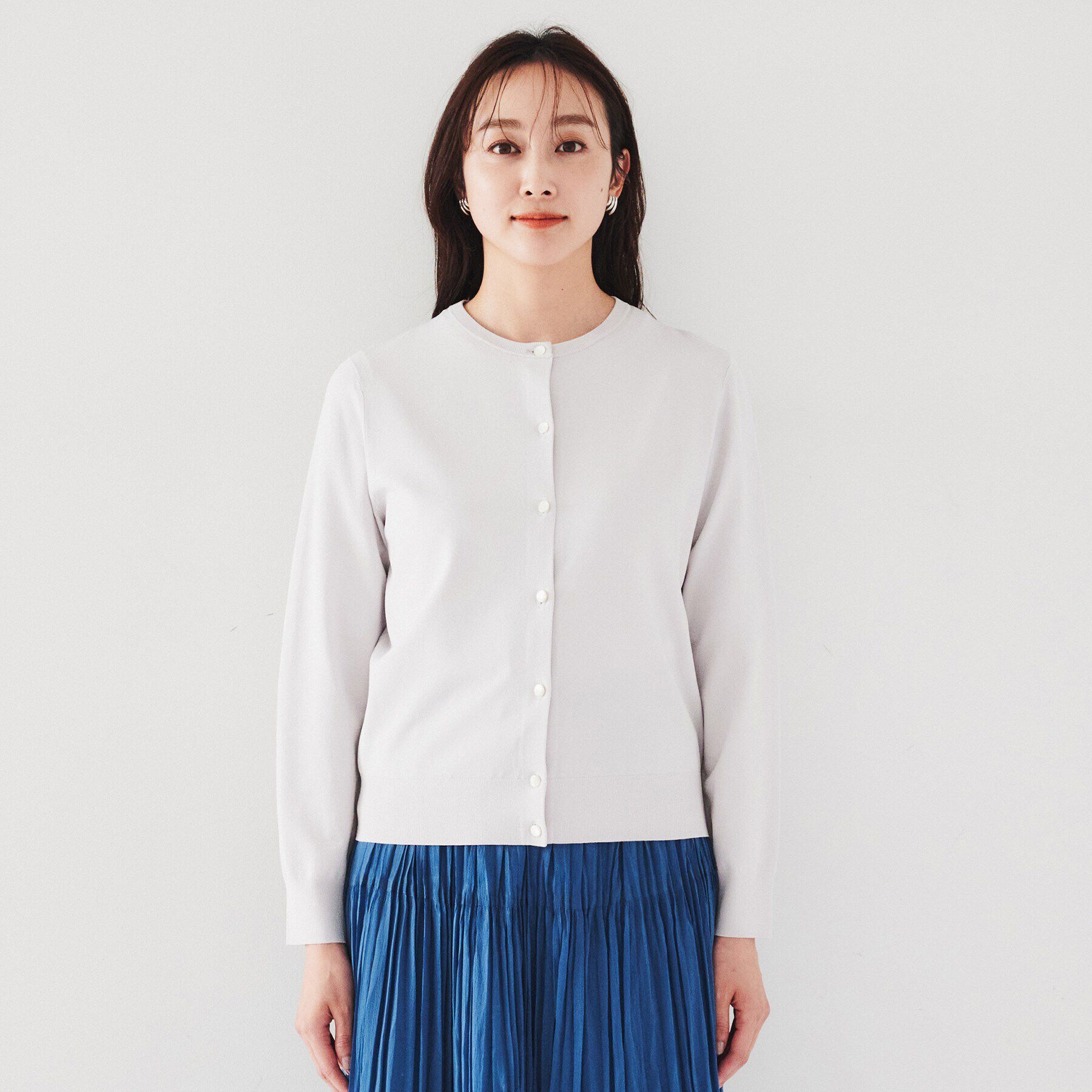 UNTITLED「【薄手素材/アンサンブル可能/】レーヨンストレッチ クルーネックカーディガン」|カーディガン|